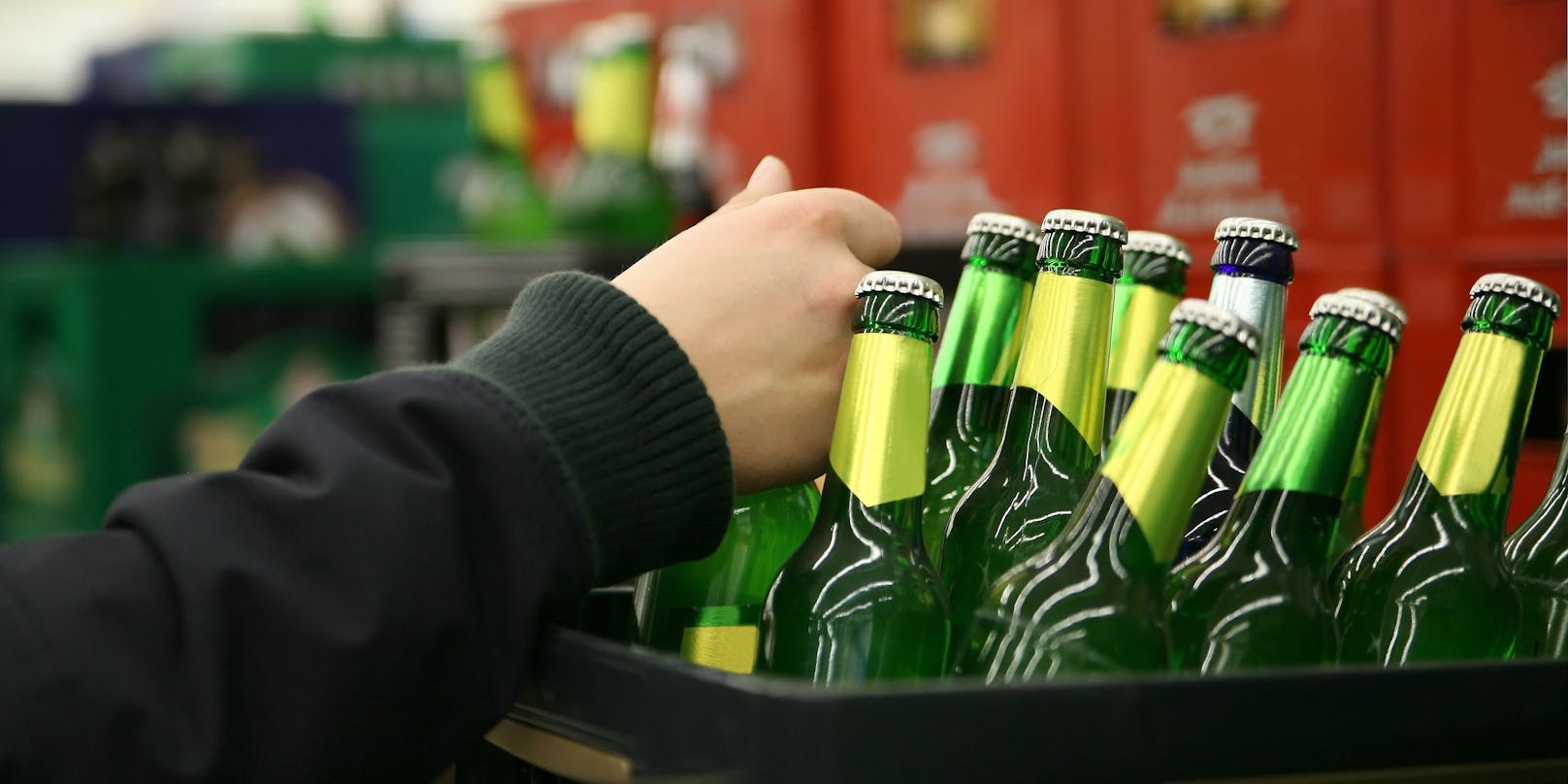 Der Griff zum Bier könnte auch im heimischen Supermarkt bald teurer werden. (Symbolbild)