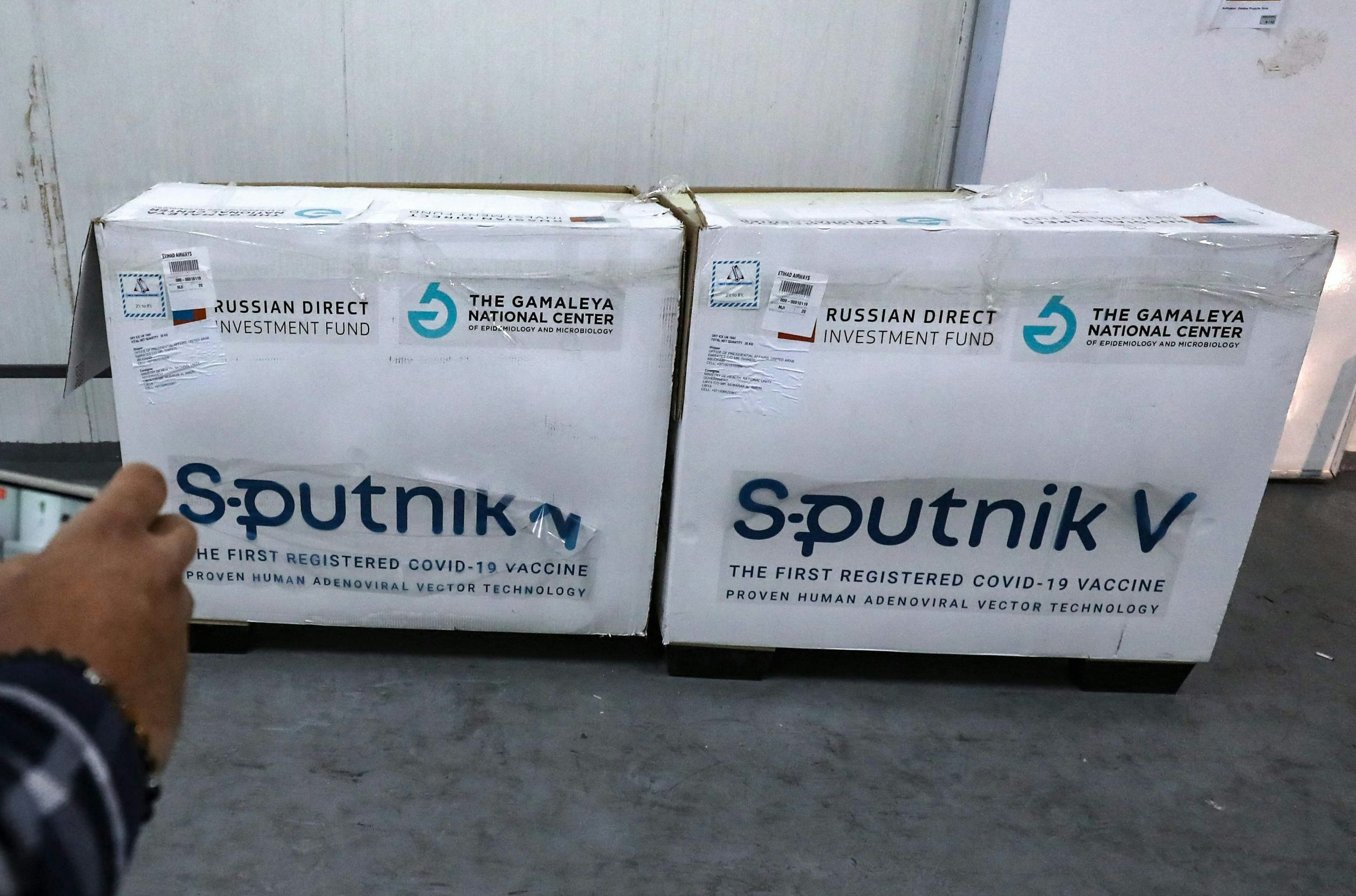 Download von www.picturedesk.com am 07.04.2021 (08:07).  A worker photographs boxes of the newly-received first batch of the Russian Sputnik V vaccine against the coronavirus, before stockpiling them in refrigerated units inside the storage facilities of the Libyan health ministry, in the capital Tripoli, on April 4, 2021. (Photo by Mahmud TURKIA / AFP) - 20210404_PD1867 - Rechteinfo: Rights Managed (RM) Nur für redaktionelle Nutzung! Werbliche Nutzung erfordert Freigabe: bitte schicken Sie uns eine Anfrage.