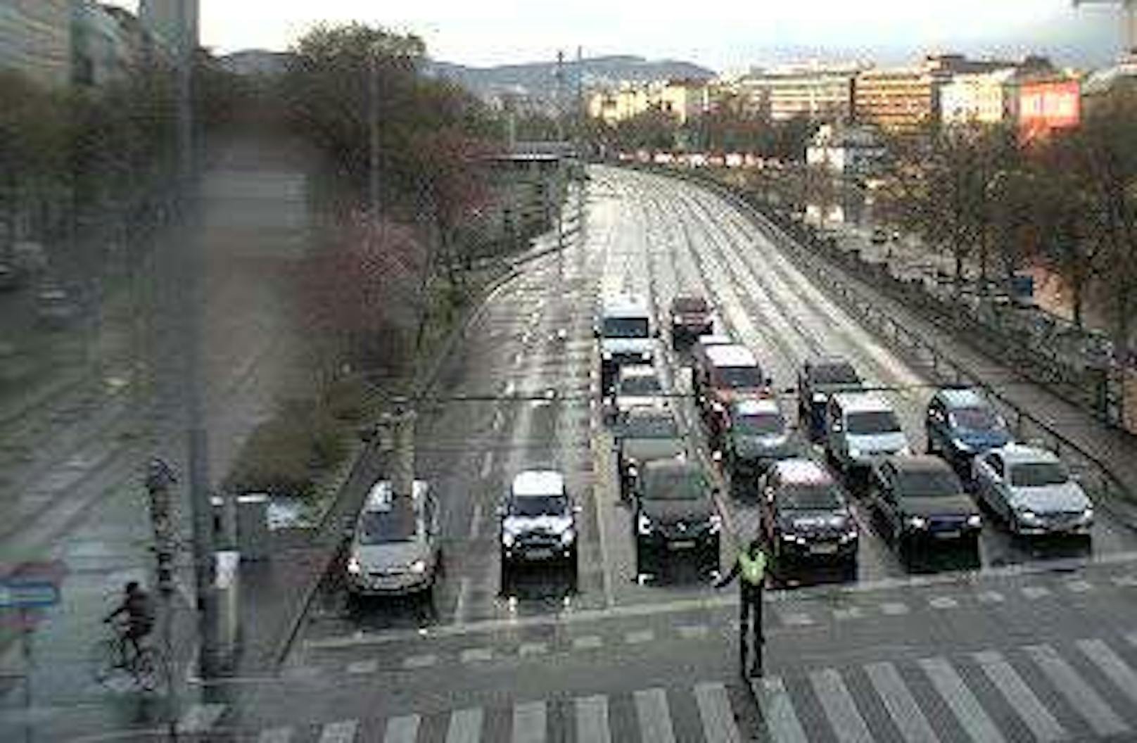 Durch einen Blitzschlag fielen zahlreiche Ampel-Anlagen in Wien aus. Im Bild: ein Polizist regelt den Verkehr bei der Salztorbrücke