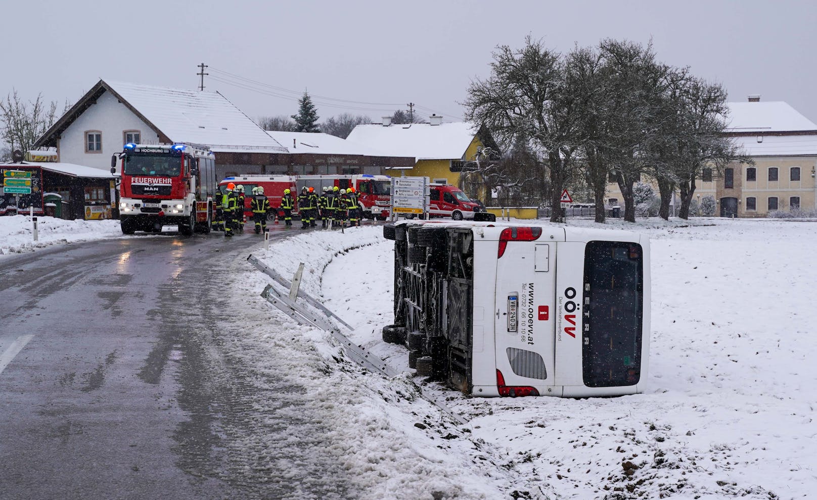 In Hochburg-Ach kam es zu dem schweren Unfall des Linien-Busses.