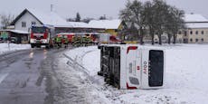 Bus bei Schnee verunglückt, sieben Schulkinder verletzt