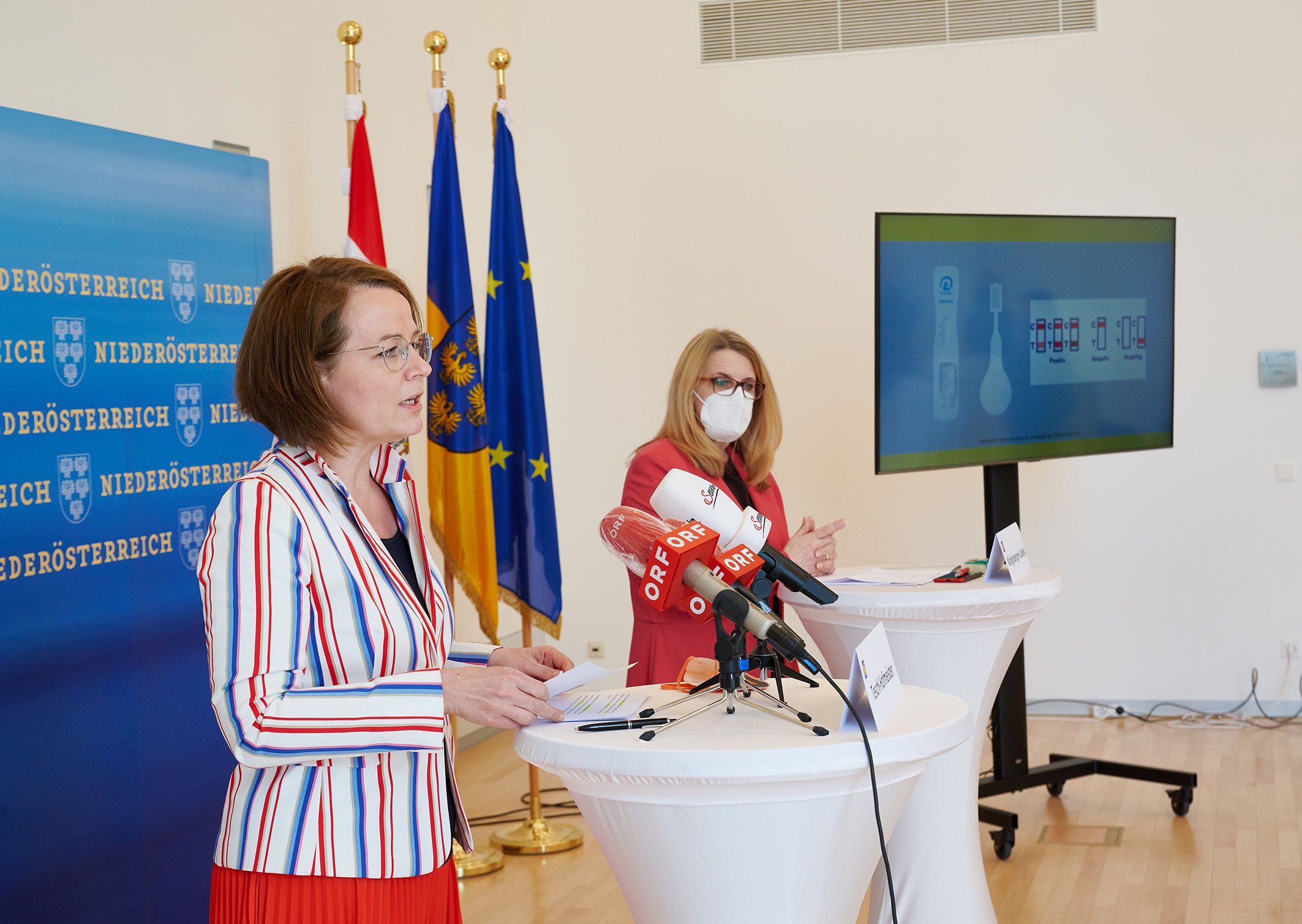 Die beiden Landesrätinnen Teschl-Hofmeister (li.) und Königsberger-Ludwig.