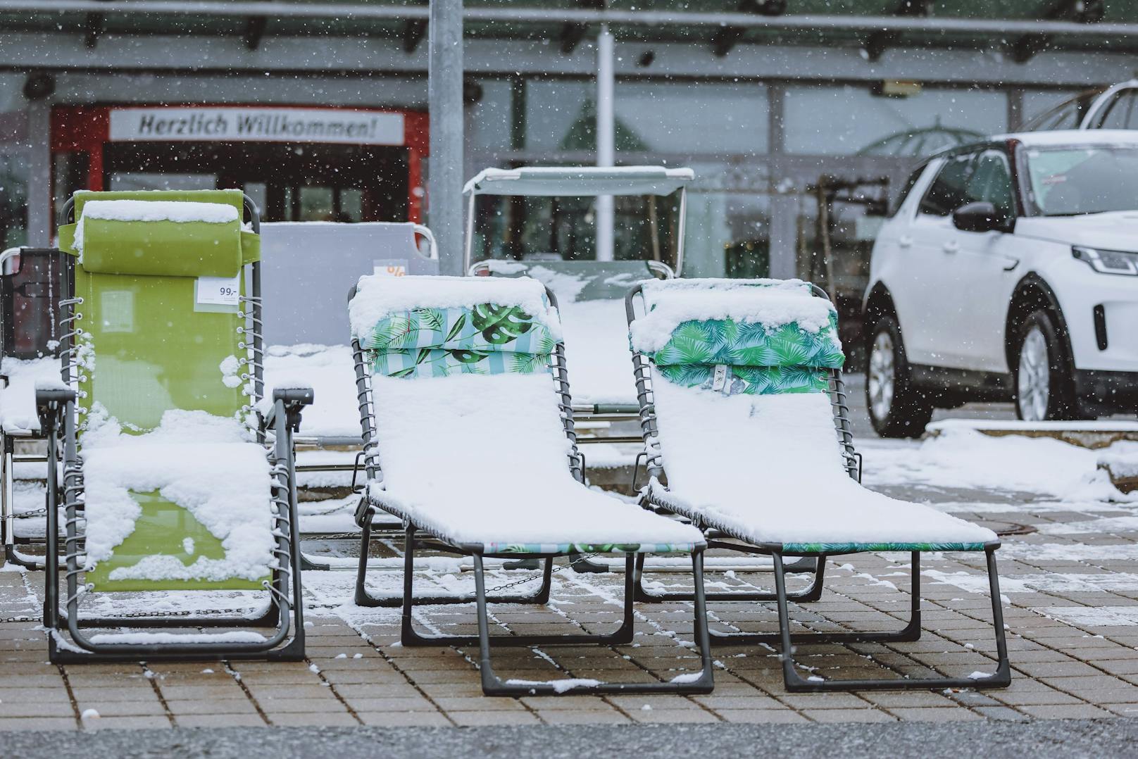Sommerliegestühle mit Schnee am 7. April 2021 in Zell am See.
