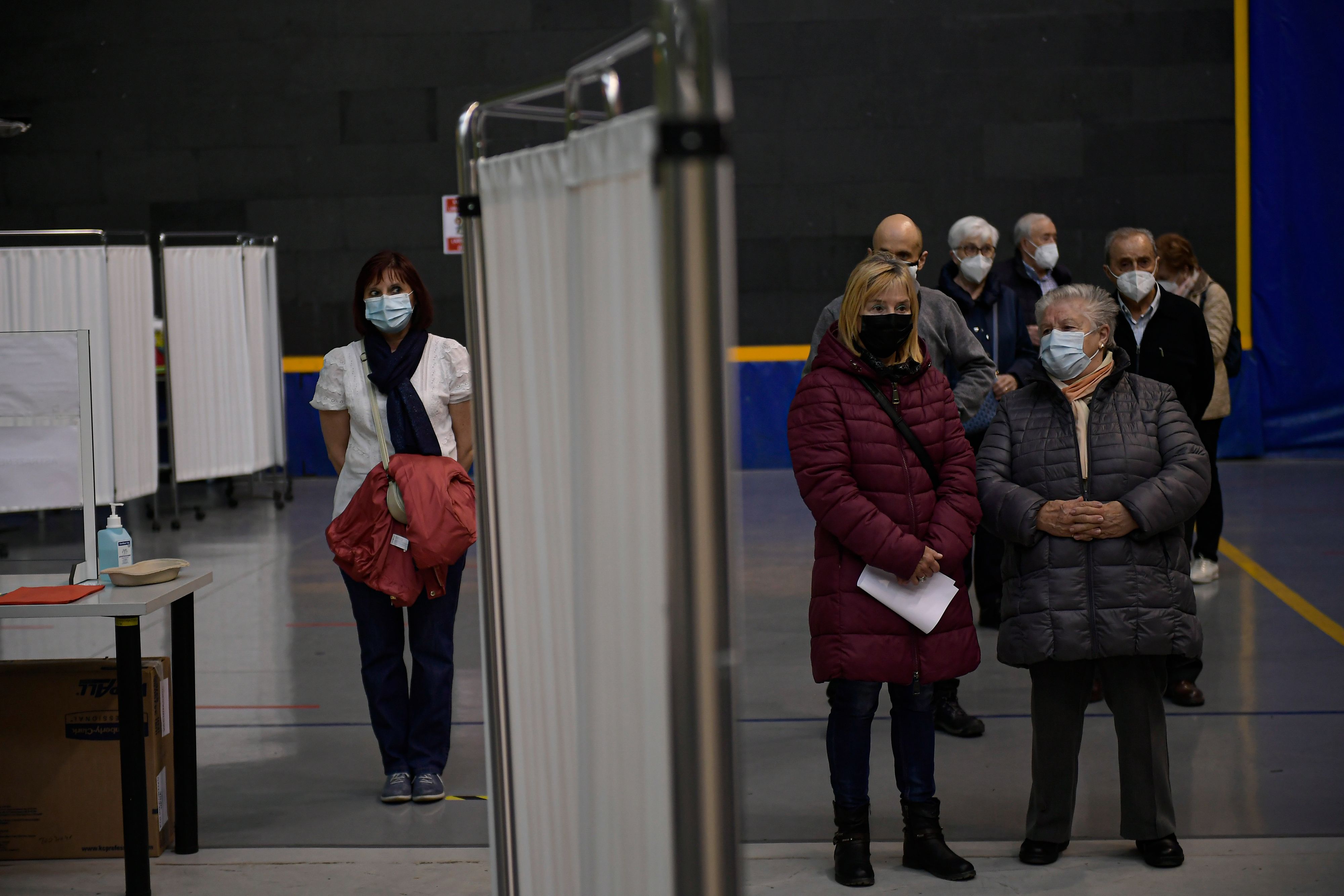 Download von www.picturedesk.com am 07.04.2021 (13:51).  Residents wait to receive a dose of either AstraZeneca and Pfizer vaccines, during a COVID-19 vaccination campaign in Pamplona, northern Spain, Saturday, April 3, 2021. The Navarra regional government on Saturday called for around 3.000 residents of the city to be vaccinated against COVID-19. (AP Photo/Alvaro Barrientos) - 20210403_PD1752 - Rechteinfo: Rights Managed (RM)