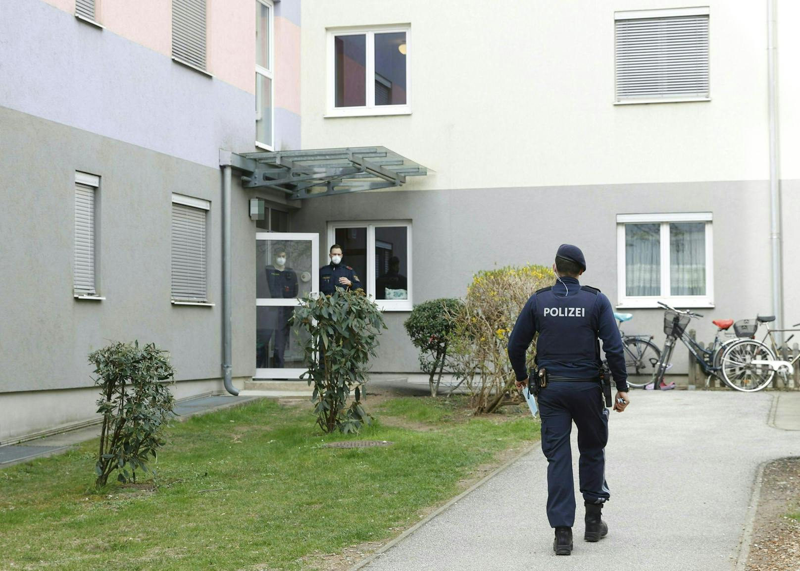 Ein Mann hat offenbar in Graz in einer Wohnung in der Idlhofgasse seine Frau getötet. 
