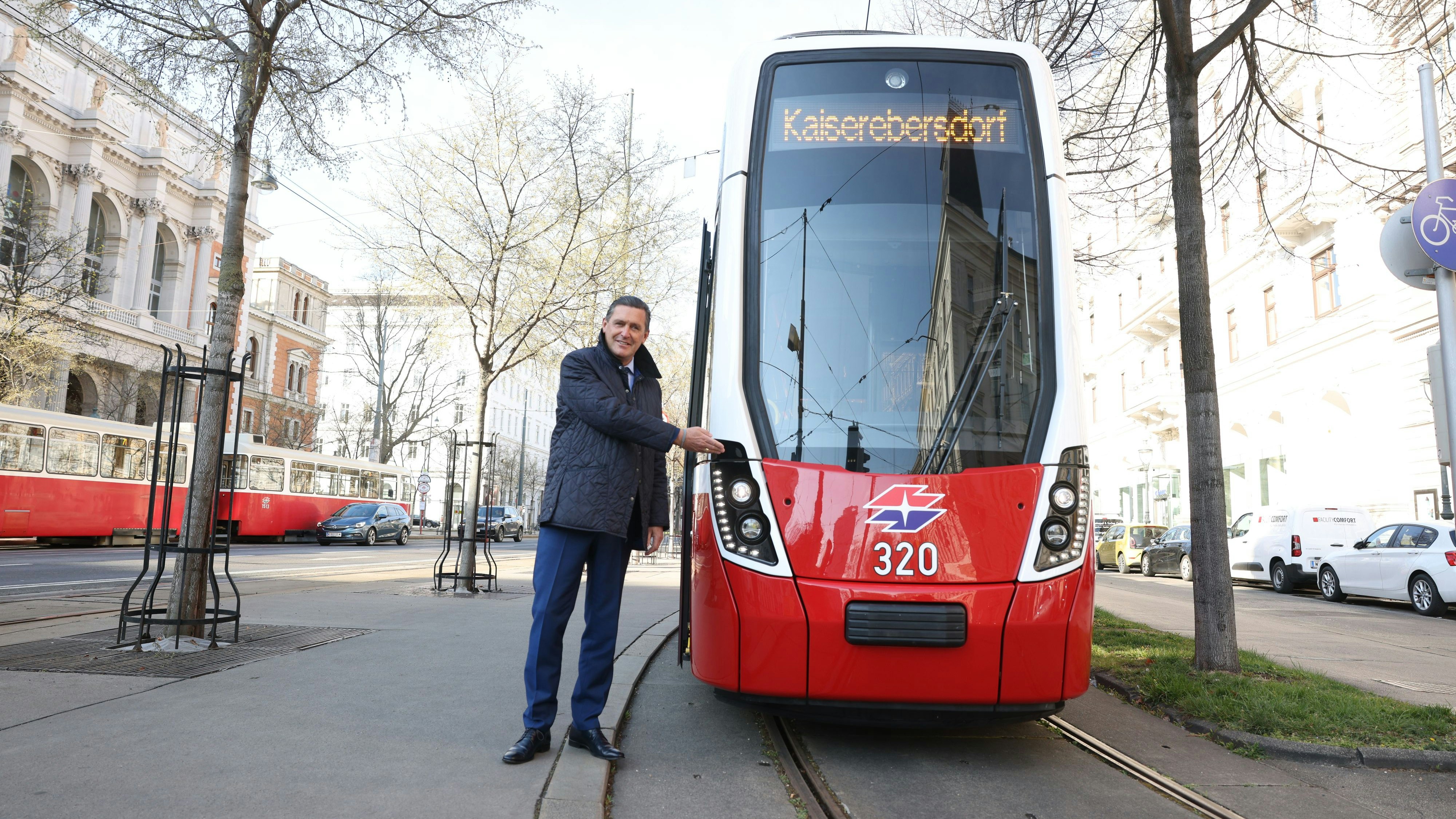 Öffi- und Wirtschaftsstadtrat Peter Hanke (SPÖ) drehte mit dem Flexity eine Runde am Ring.