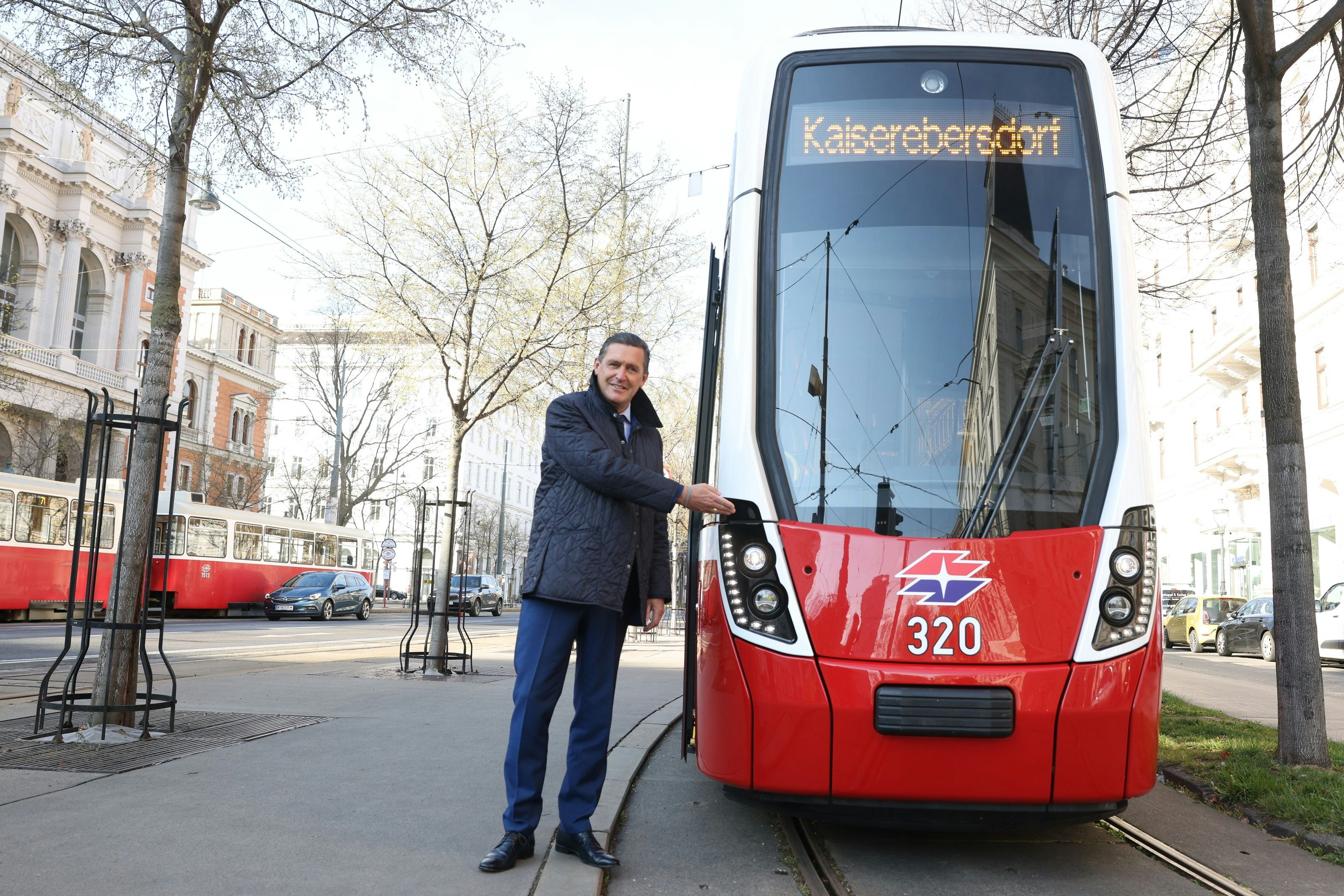 Öffi- und Wirtschaftsstadtrat Peter Hanke (SPÖ) drehte mit dem Flexity eine Runde am Ring.