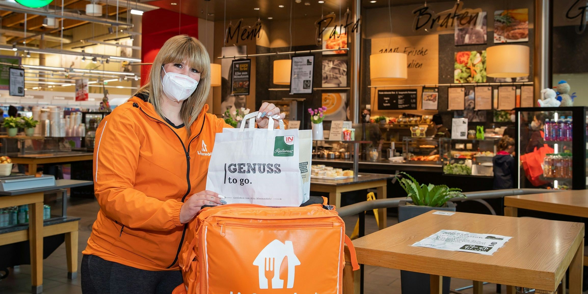 Bildtext: An insgesamt 14 Standorten in Österreich können die Gäste die Gerichte der Interspar-Restaurants bequem über Lieferando.at bestellen.