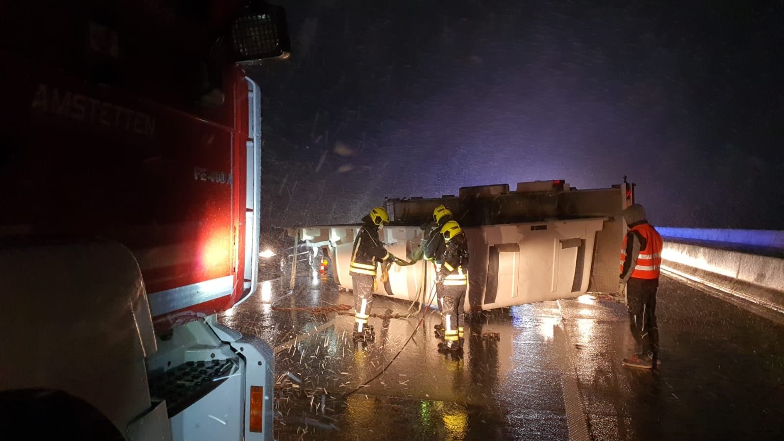 Das Pool lag mitten auf der Fahrbahn.