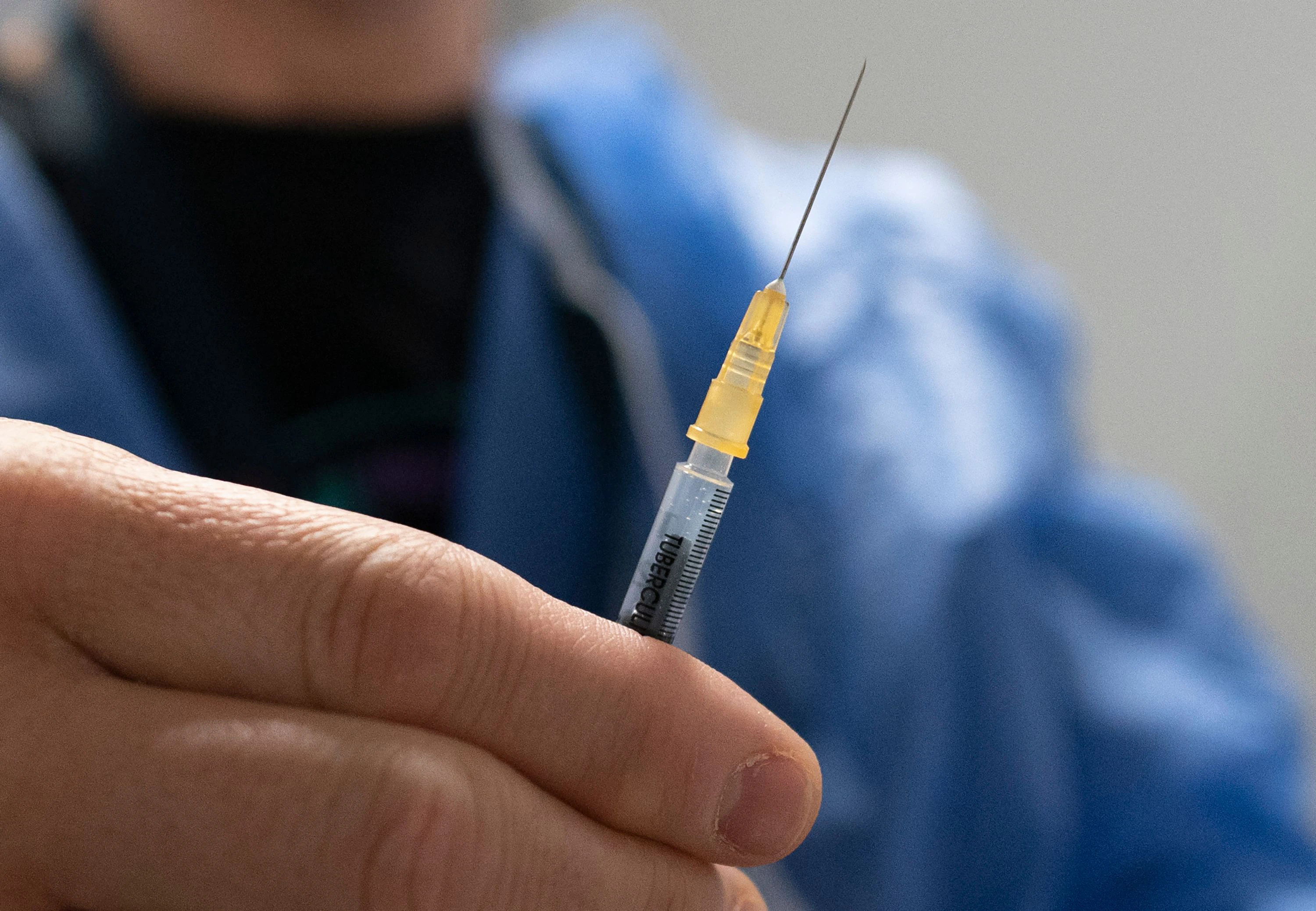 Download von www.picturedesk.com am 08.04.2021 (10:03).  A health worker holds a syringe with a vaccine against the coronavirus SARS-CoV-2 on April 2, 2021 in Vienna, Austria, at the country's largest 'vaccination street' situated at the Austria Center. (Photo by JOE KLAMAR / AFP) - 20210402_PD3212 - Rechteinfo: Rights Managed (RM) Nur für redaktionelle Nutzung! Werbliche Nutzung erfordert Freigabe: bitte schicken Sie uns eine Anfrage.