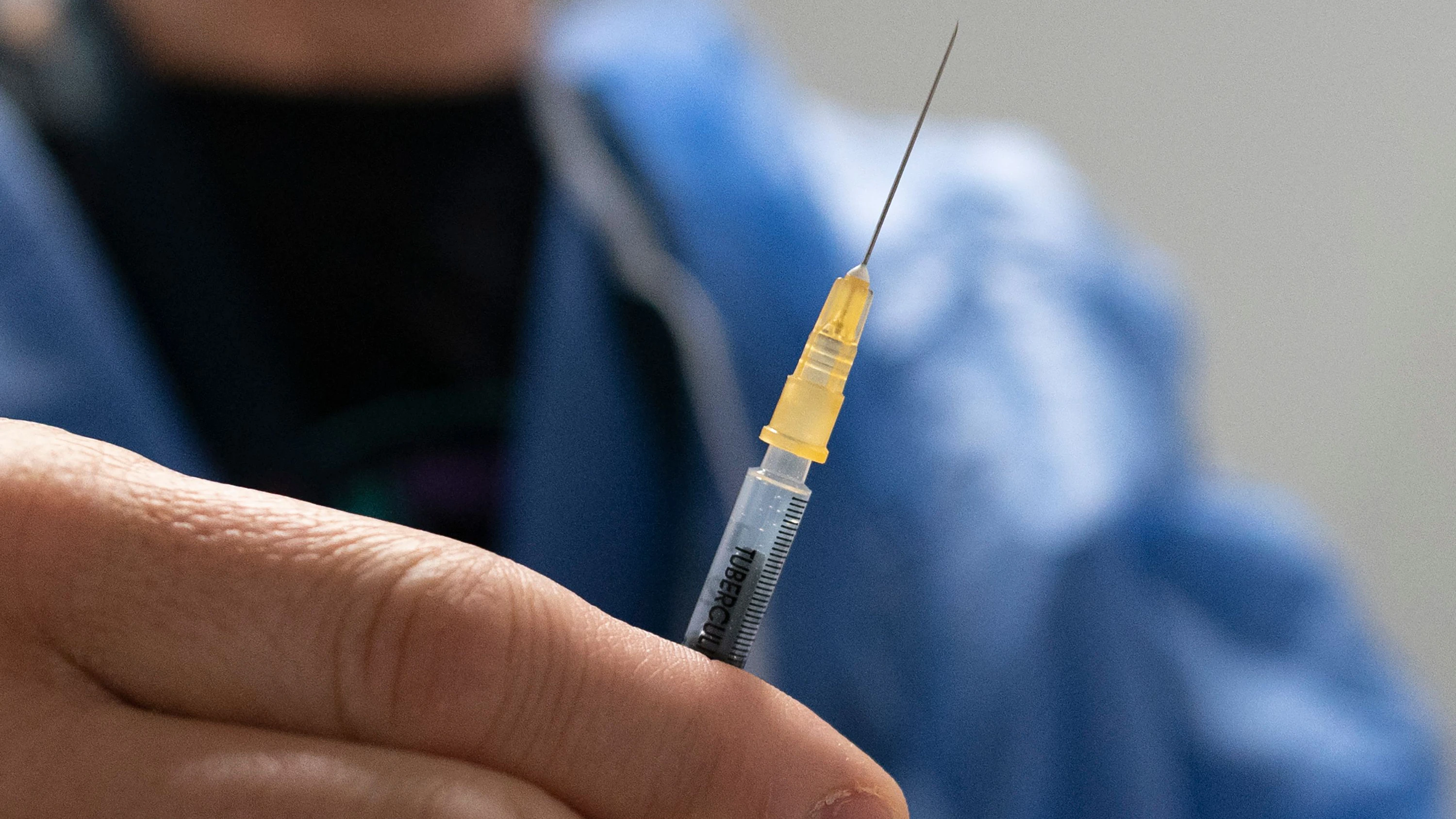 Download von www.picturedesk.com am 08.04.2021 (10:03).  A health worker holds a syringe with a vaccine against the coronavirus SARS-CoV-2 on April 2, 2021 in Vienna, Austria, at the country's largest 'vaccination street' situated at the Austria Center. (Photo by JOE KLAMAR / AFP) - 20210402_PD3212 - Rechteinfo: Rights Managed (RM) Nur für redaktionelle Nutzung! Werbliche Nutzung erfordert Freigabe: bitte schicken Sie uns eine Anfrage.