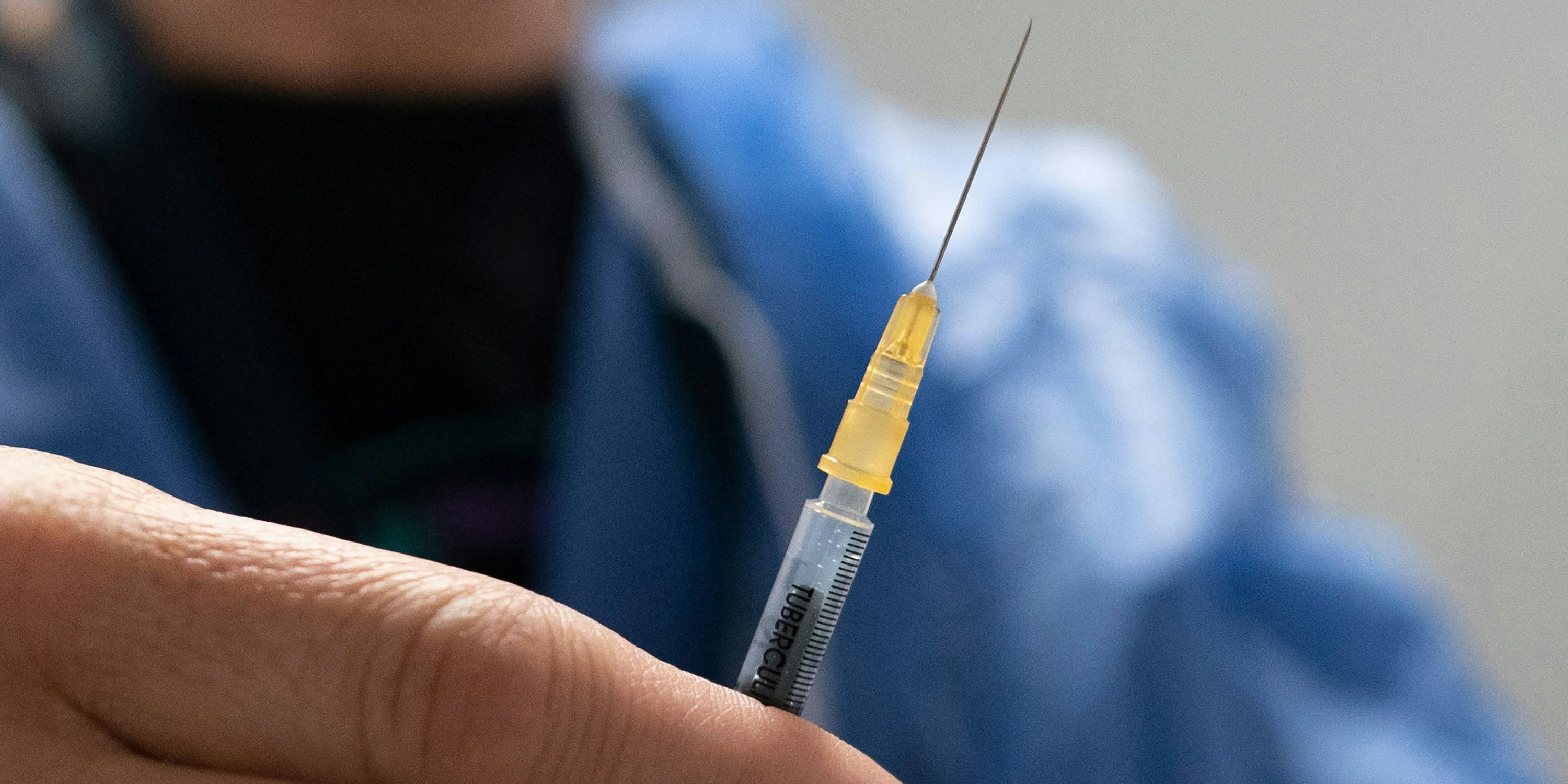 Download von www.picturedesk.com am 08.04.2021 (10:03).  A health worker holds a syringe with a vaccine against the coronavirus SARS-CoV-2 on April 2, 2021 in Vienna, Austria, at the country's largest 'vaccination street' situated at the Austria Center. (Photo by JOE KLAMAR / AFP) - 20210402_PD3212 - Rechteinfo: Rights Managed (RM) Nur für redaktionelle Nutzung! Werbliche Nutzung erfordert Freigabe: bitte schicken Sie uns eine Anfrage.