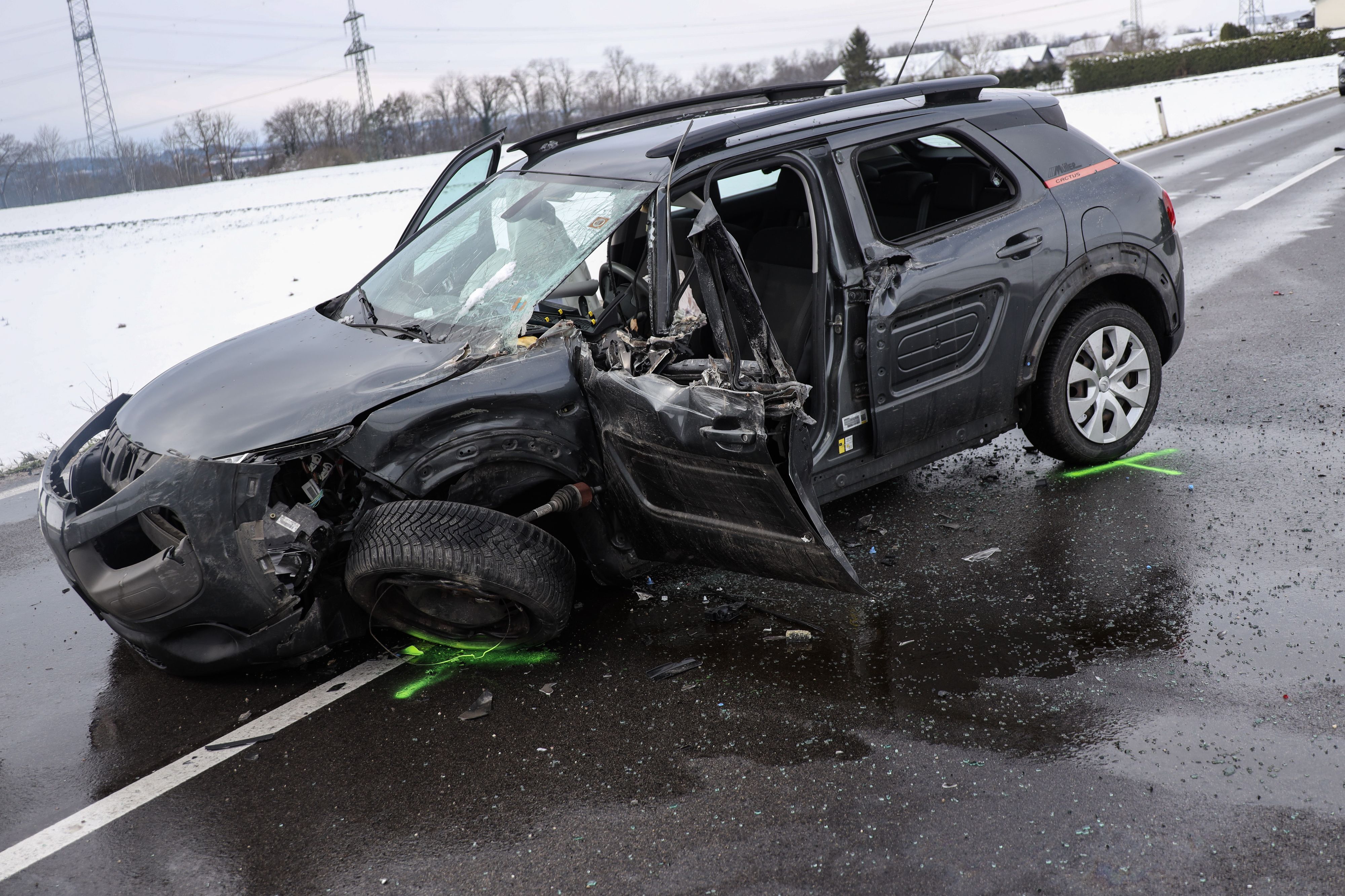 Der Pkw wurde bei der Kollision komplett zerstört.