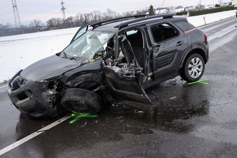 Der Pkw wurde bei der Kollision komplett zerstört.