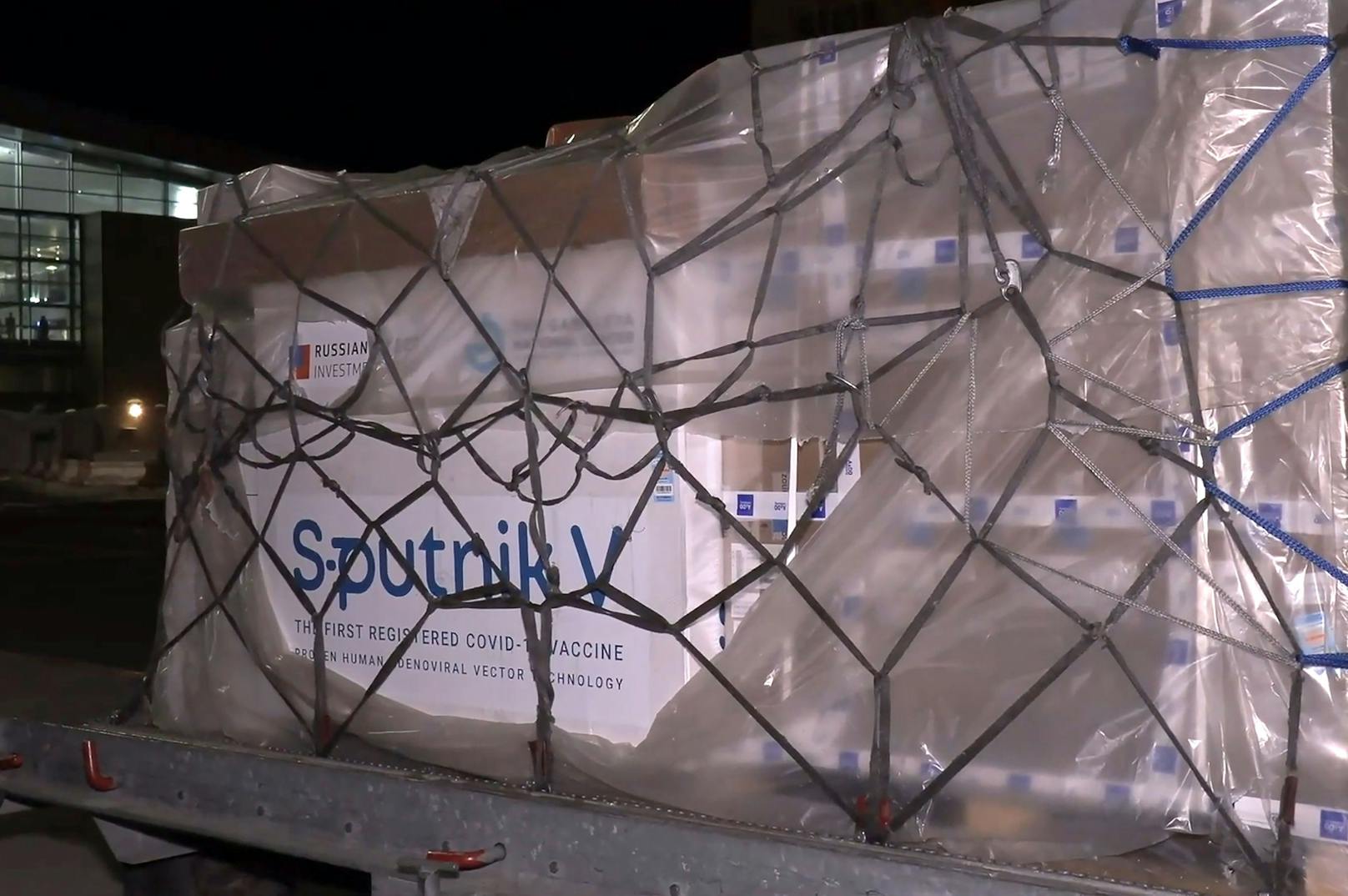 Kisten voller Sputnik-Impfstoff werden auf einem Flughafen verladen. Symbolbild