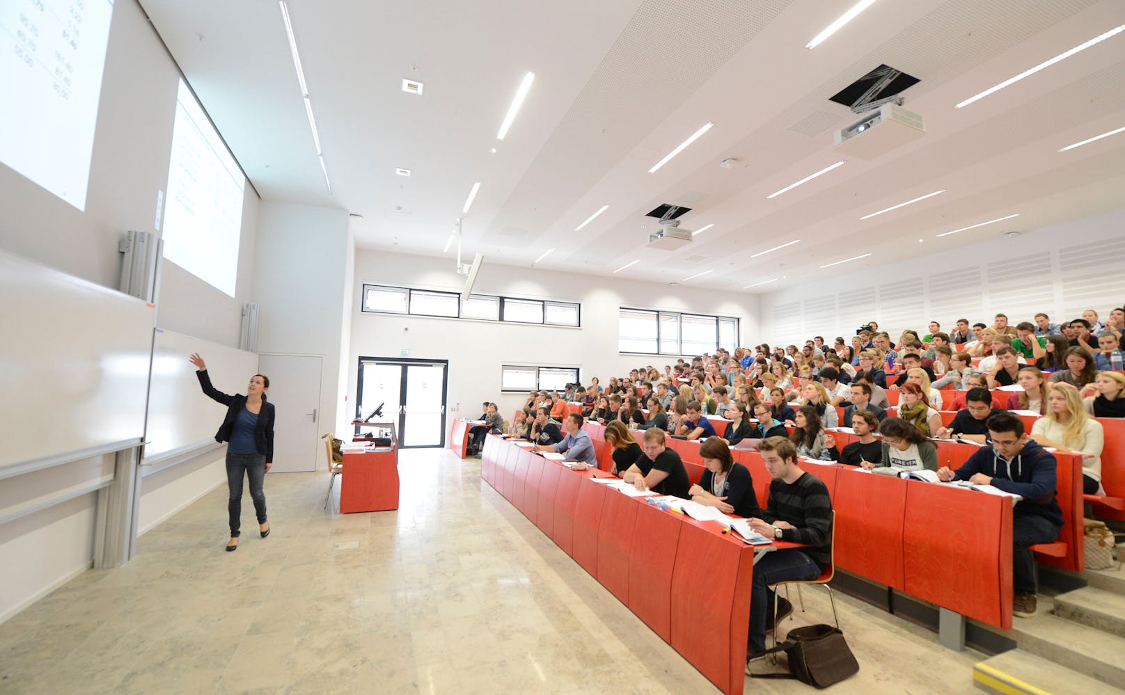 Studenten in einem Hörsaal  der neuen WU in Wien. (Archivfoto 2013).