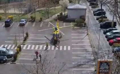 Der Helikopter brachte den Mann ins Krankenhaus.