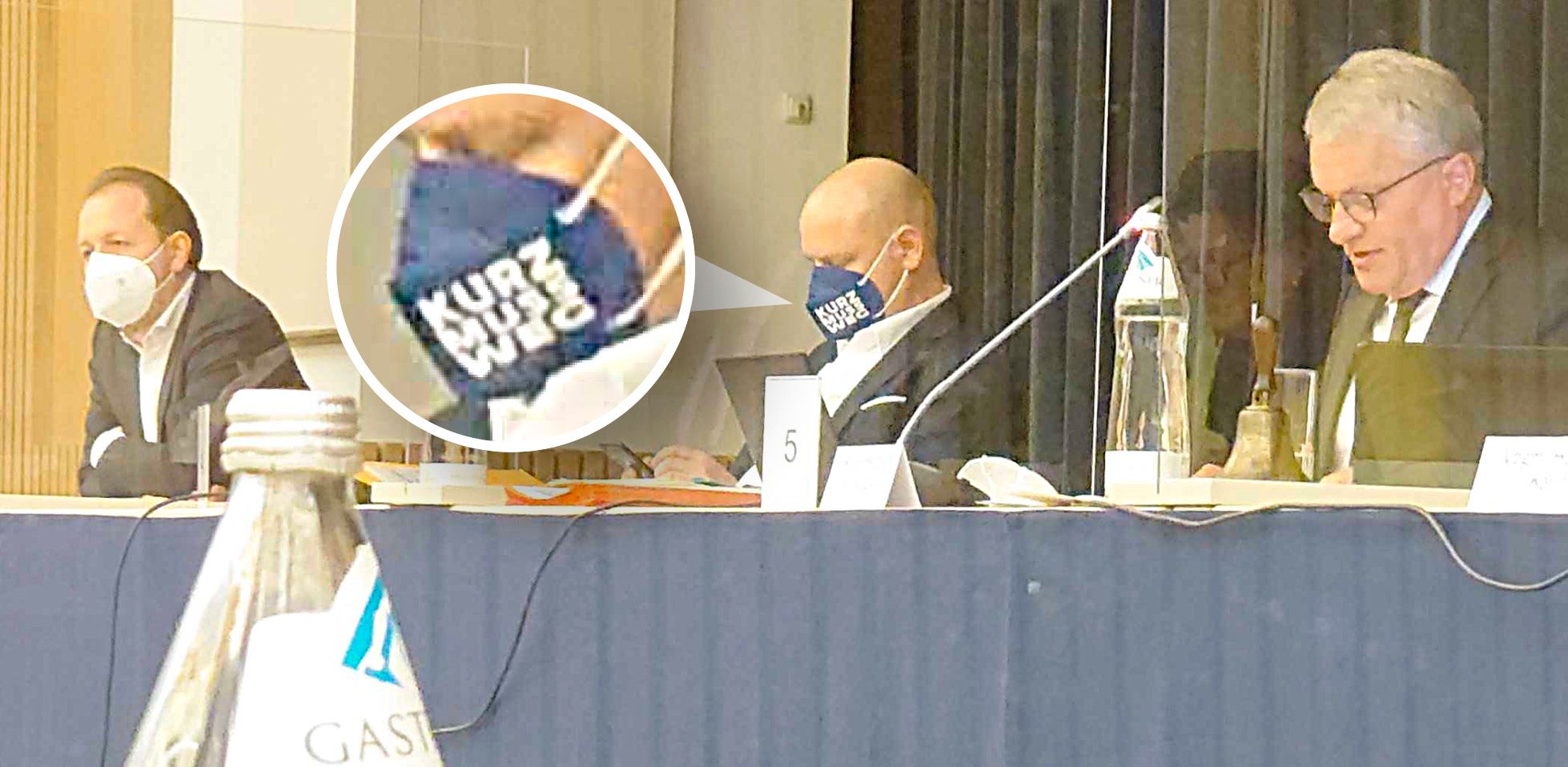 FPÖ-Politiker Markus Hein mit Anti-Kurz-Maske im Gemeinderat.