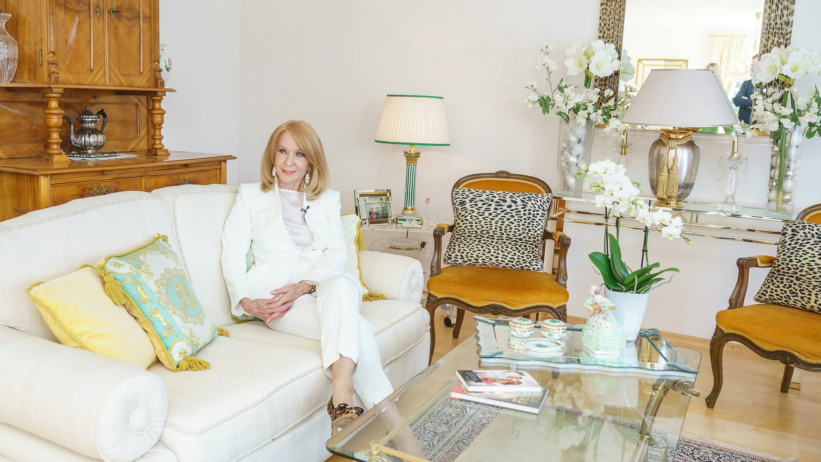 Gerda Rogers in ihrem stilvollen Wohnzimmer