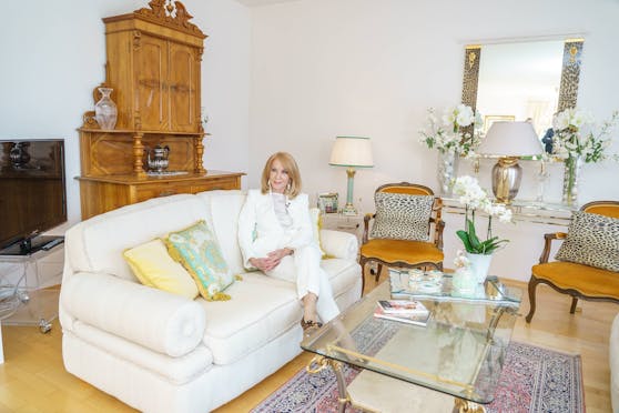 Gerda Rogers in ihrem Wohnzimmer