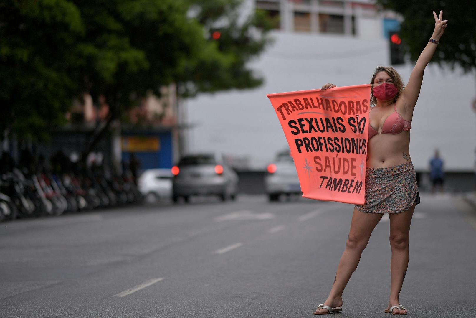 Prostituierte in Brasilien verlangen, dass sie sich schneller gegen Corona impfen lassen können.
