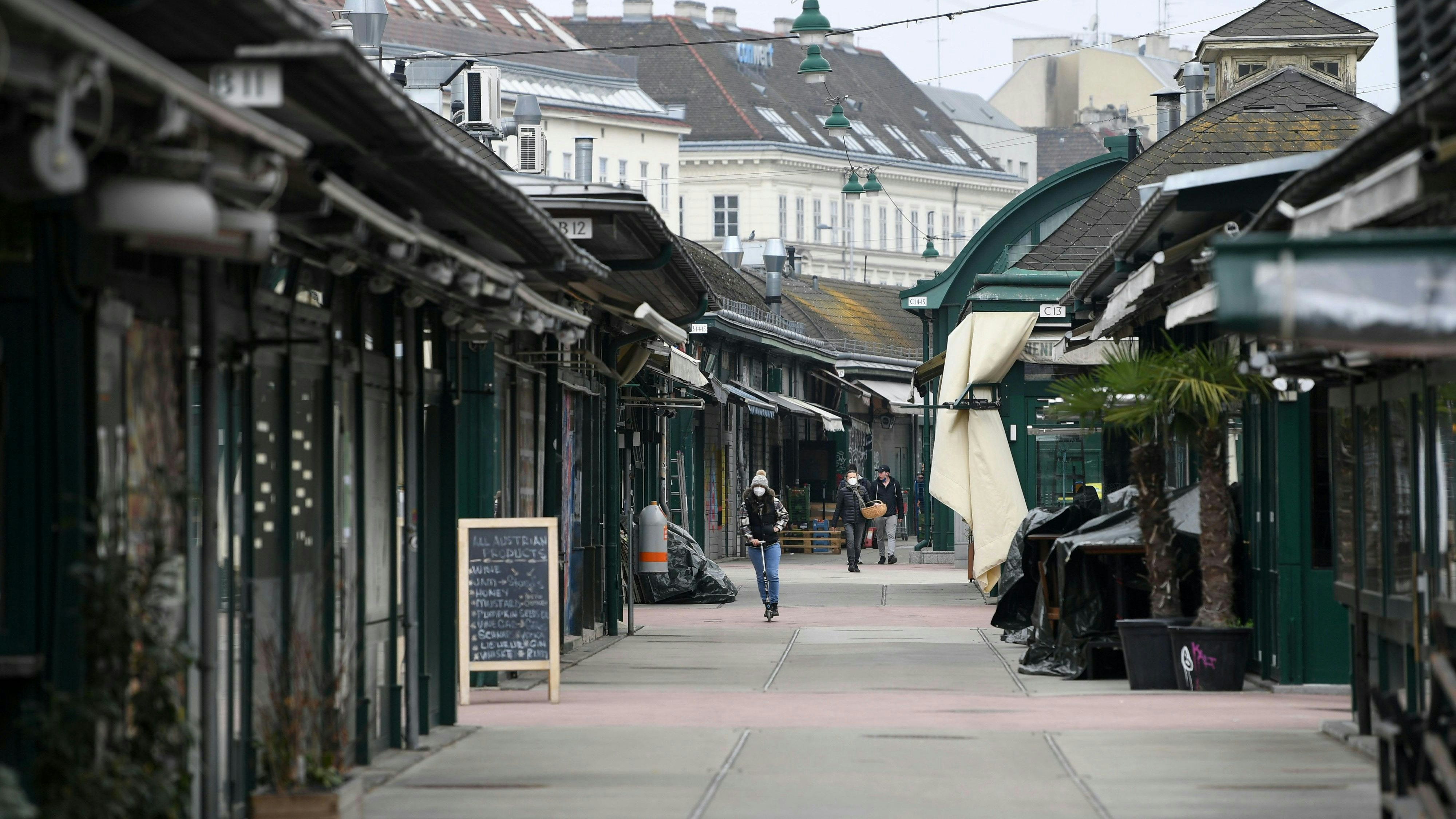 Download von www.picturedesk.com am 08.04.2021 (22:01).  ABD0091_20210402 - WIEN - ÖSTERREICH: ++ THEMENBILD ++ Illustration zum Thema Ost-Lockdown. Im Bild: Personen mit FFP2-Maske aufgenommen am Freitag, 2. April 2021, am Areal des Naschmarktes in Wien. In Wien, Niederösterreich und dem Burgenland tritt ab Gründonnerstag ein Lockdown in Kraft, der bis zum 11. April andauern soll. - FOTO: APA/HELMUT FOHRINGER - 20210402_PD1539 - Rechteinfo: Rights Managed (RM)