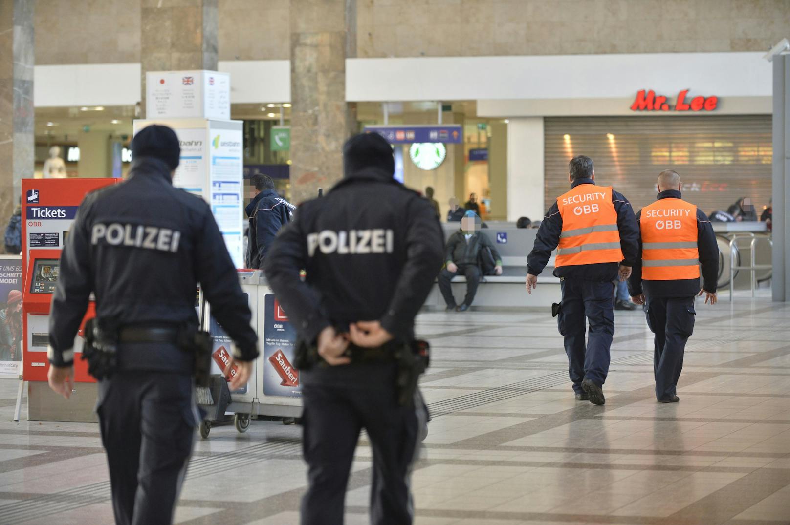 Polizeieinsatz am Wiener Westbahnhof: Ein Security wurde angegriffen.
