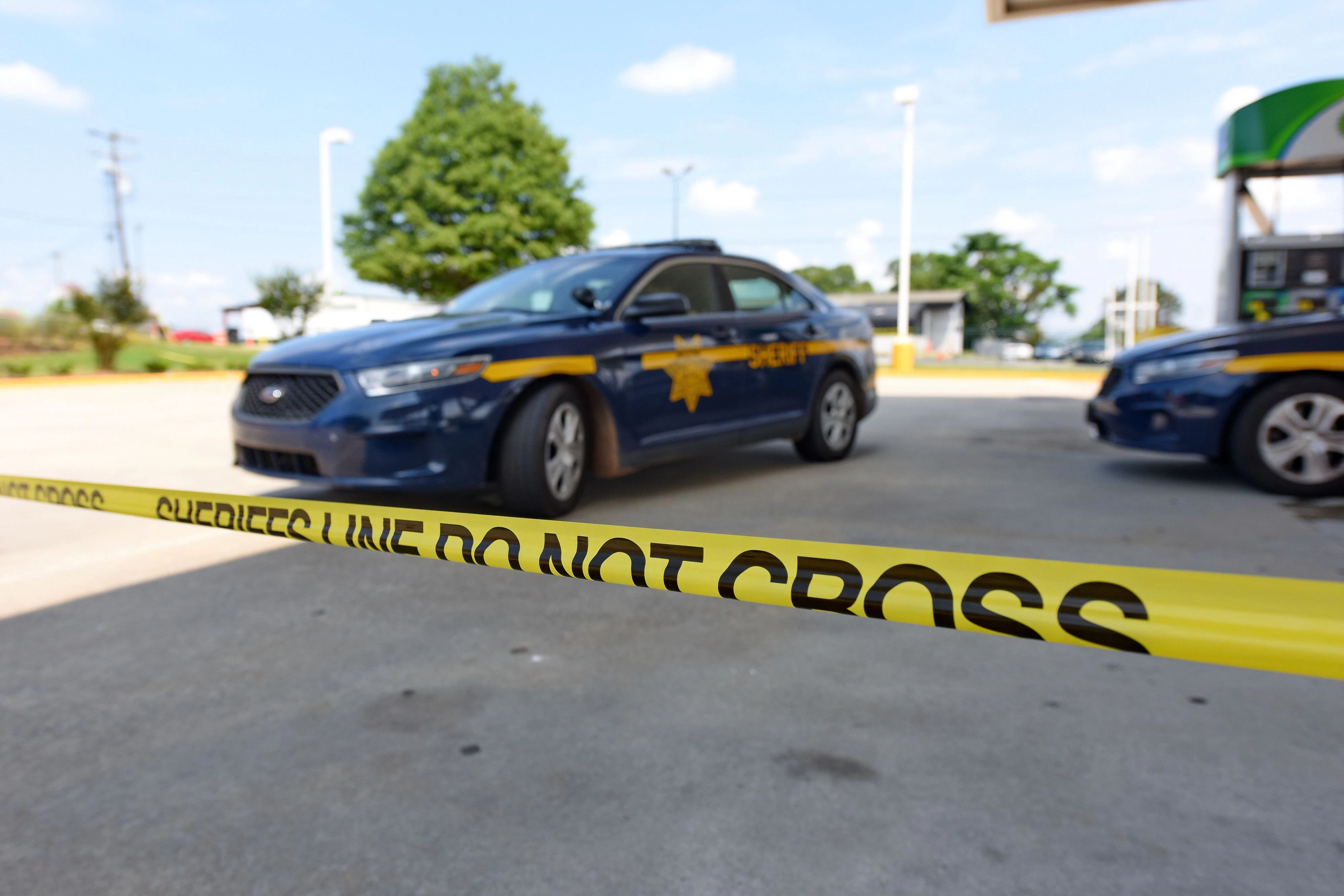 Download von www.picturedesk.com am 08.04.2021 (14:22).  Police respond to the Lavish Night Club where a shooting early Sunday night left numerous dead and at least 8 injured Sunday, July 5, 2020, in Greenville, S.C. (AP Photo/Richard Shiro) - 20200705_PD5094 - Rechteinfo: Rights Managed (RM)