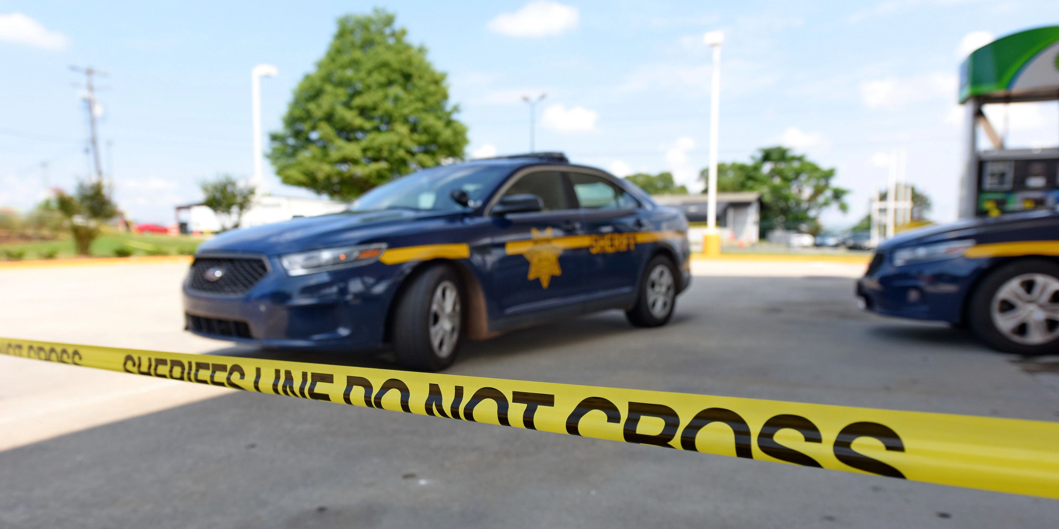 Download von www.picturedesk.com am 08.04.2021 (14:22).  Police respond to the Lavish Night Club where a shooting early Sunday night left numerous dead and at least 8 injured Sunday, July 5, 2020, in Greenville, S.C. (AP Photo/Richard Shiro) - 20200705_PD5094 - Rechteinfo: Rights Managed (RM)