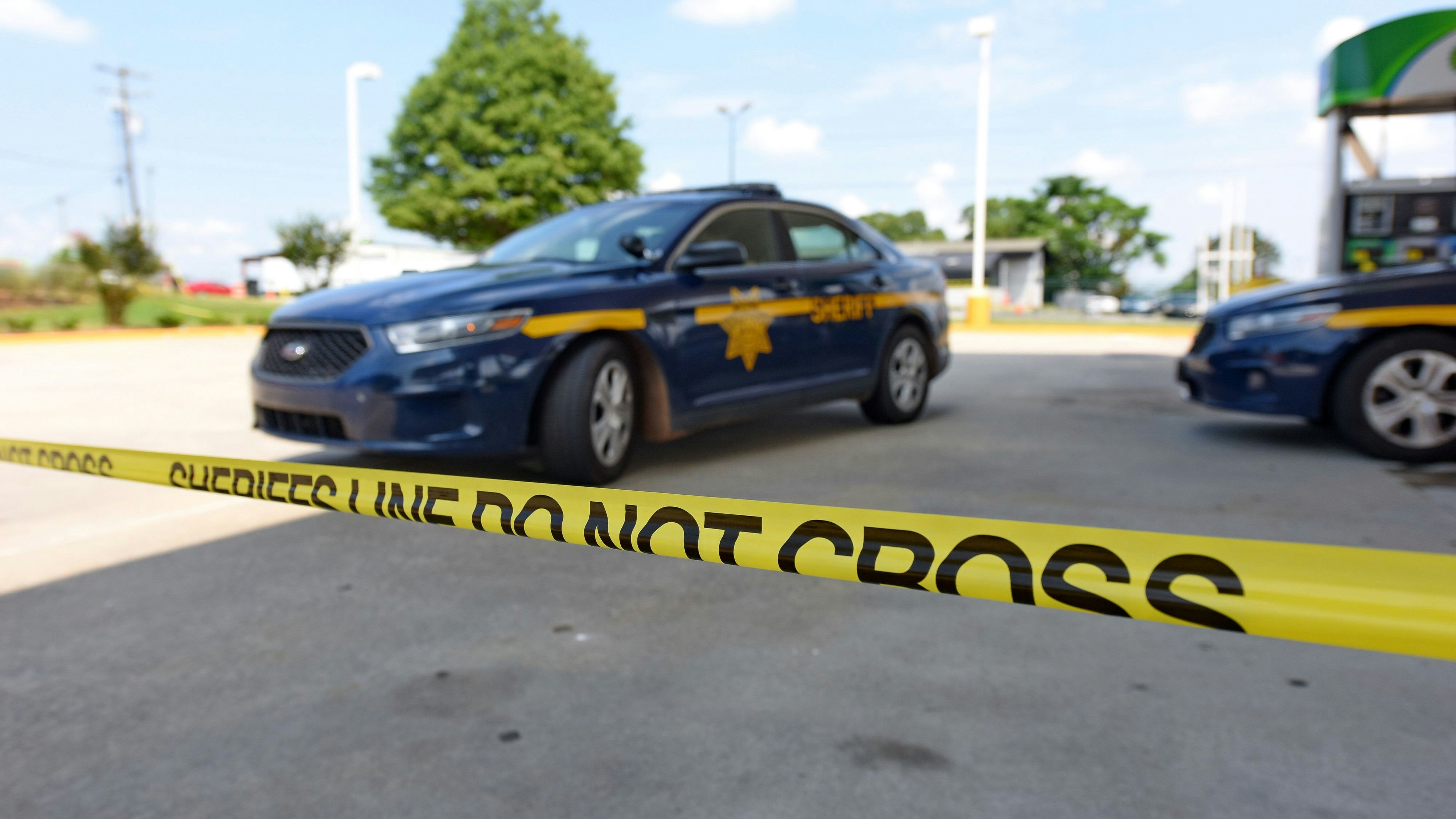 Download von www.picturedesk.com am 08.04.2021 (14:22).  Police respond to the Lavish Night Club where a shooting early Sunday night left numerous dead and at least 8 injured Sunday, July 5, 2020, in Greenville, S.C. (AP Photo/Richard Shiro) - 20200705_PD5094 - Rechteinfo: Rights Managed (RM)