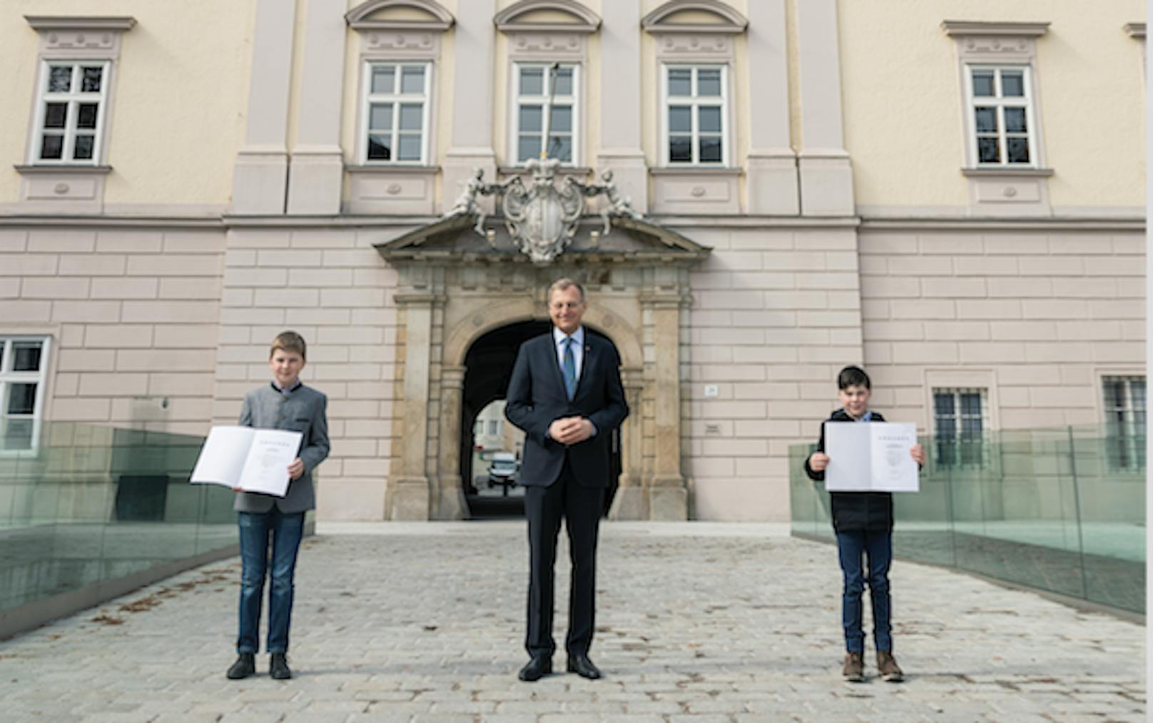 Hannes und Valentin mit den Urkunden vor dem Linzer Landhaus. LH Thomas Stelzer ehrte sie Donnerstagnachmittag für ihren Mut.