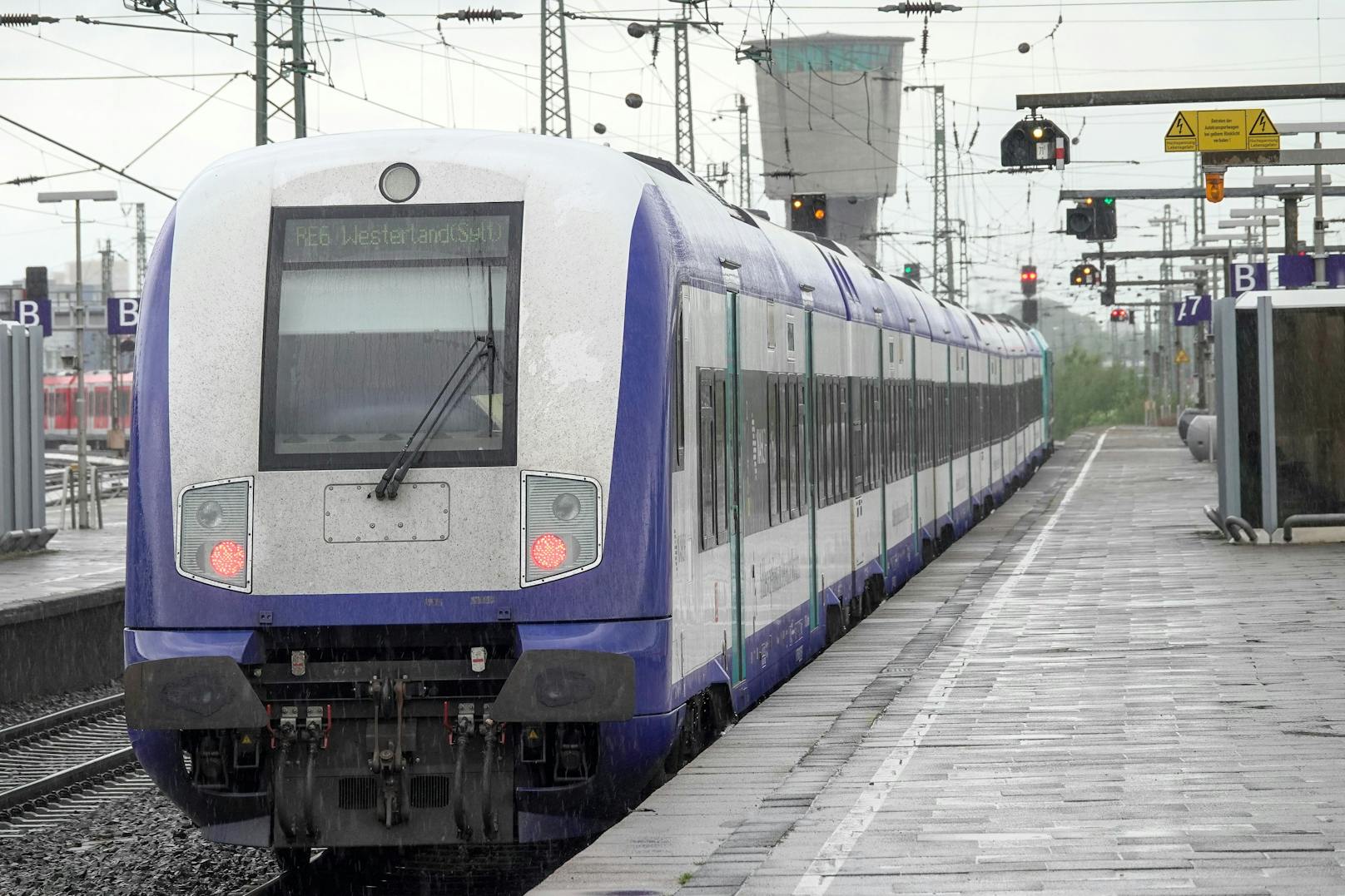 Ein Regionalexpress der Deutschen Bahn auf dem Weg nach Westerland, Sylt. Symbolbild