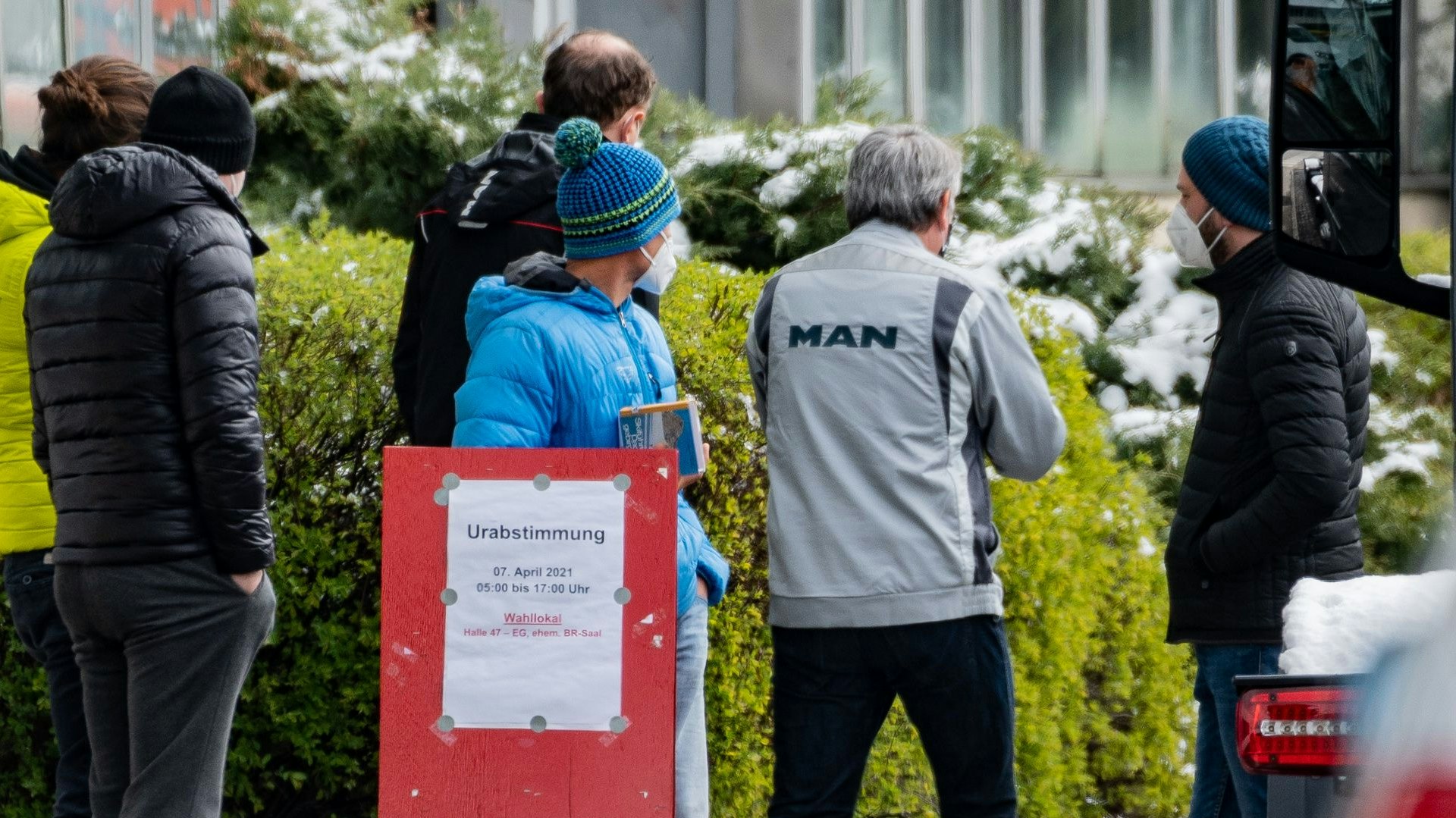 Download von www.picturedesk.com am 08.04.2021 (10:11).  ABD0075_20210407 - STEYR - ÖSTERREICH: ZU APA0024 VOM 7.4.2021 - Im MAN-Werk in Steyr fällt heute, Mittwoch, eine wichtige Entscheidung für die Zukunft: Die Belegschaft stimmt ab, ob sie für oder gegen einen Verkauf an den früheren Magna-Chef Siegfried Wolf ist. Im Bild: Ein Schranken und eine Hinweistafel zur Urabstimmung bei der Zufahrt zum MAN-Werk aufgenommen am Mittwoch, 7. April 2021, in Steyr. - FOTO: APA/FOTOKERSCHI.AT/KERSCHBAUMMAYR - 20210407_PD1806 - Rechteinfo: Rights Managed (RM)