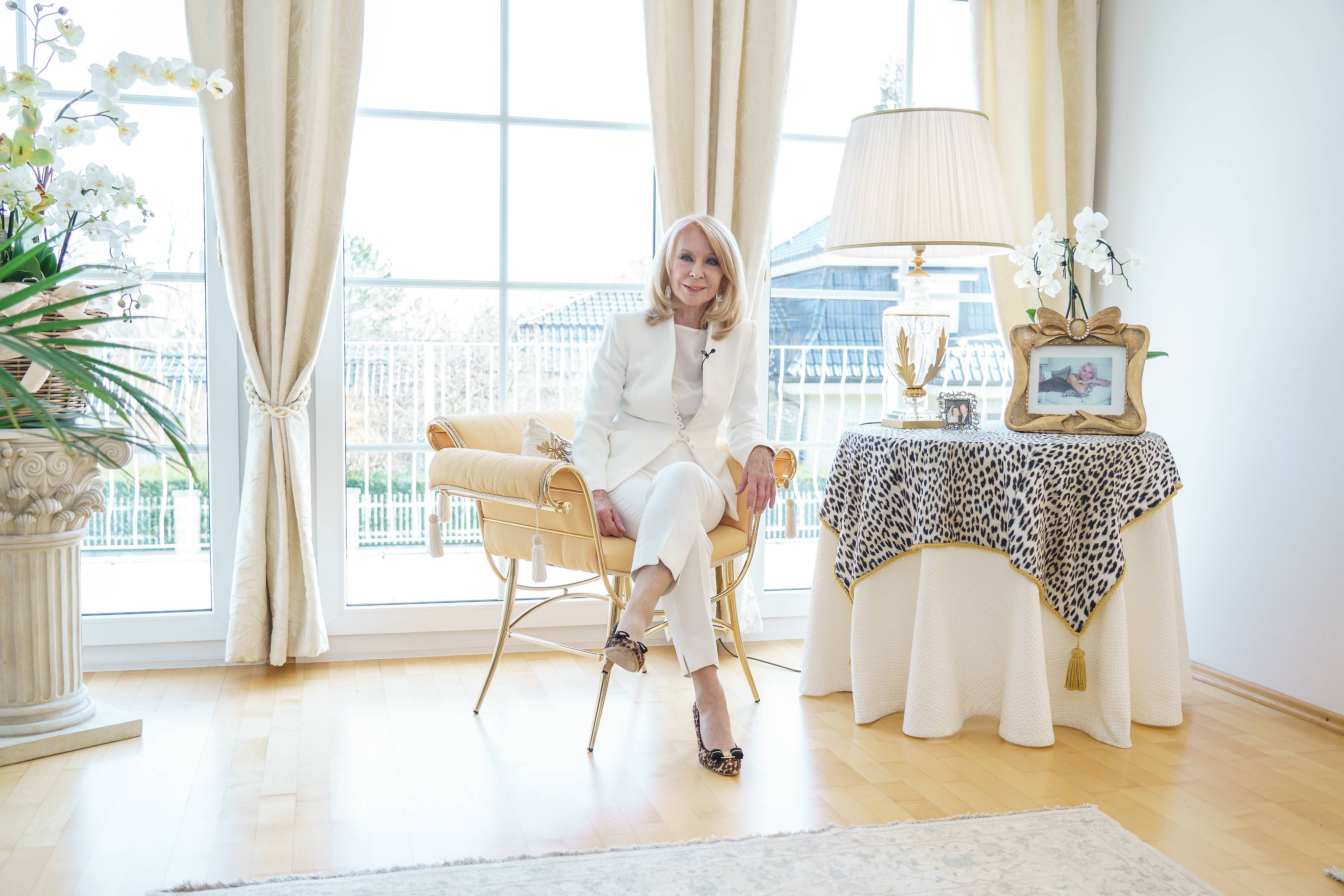 Gerda Rogers in ihrem Wohnzimmer