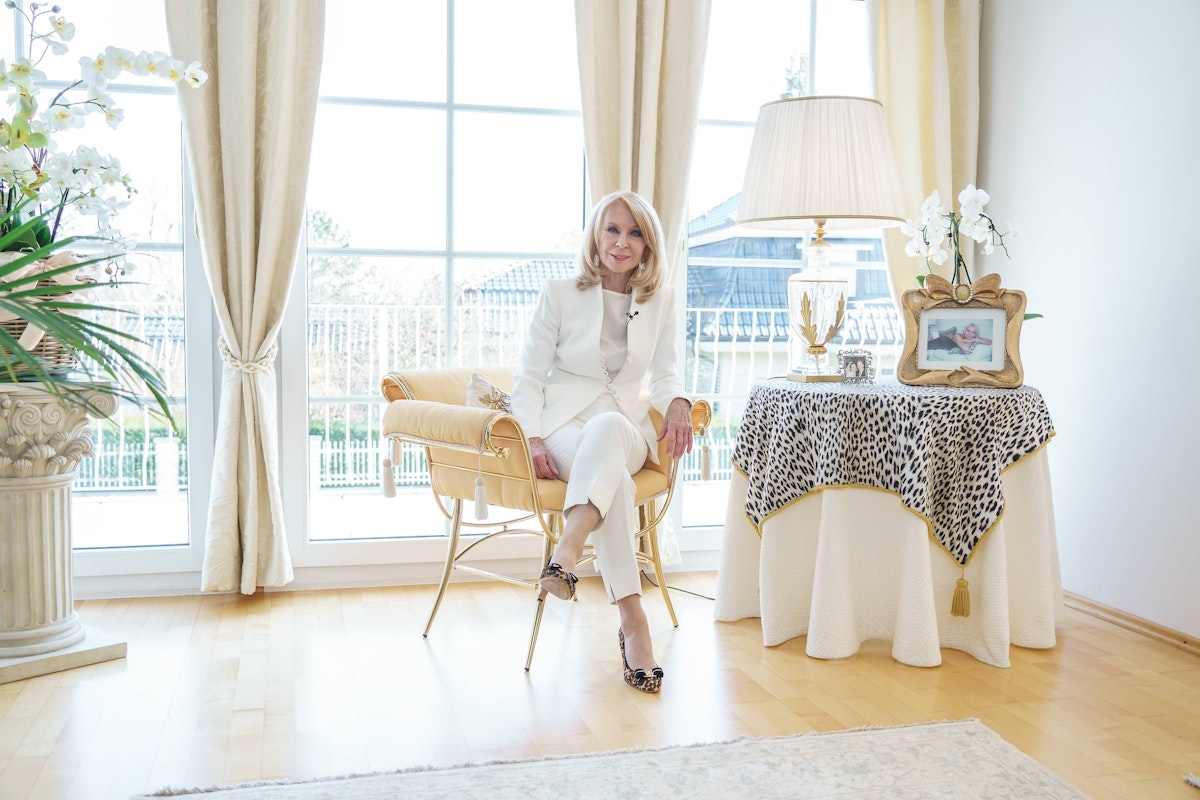 Gerda Rogers in ihrem Wohnzimmer