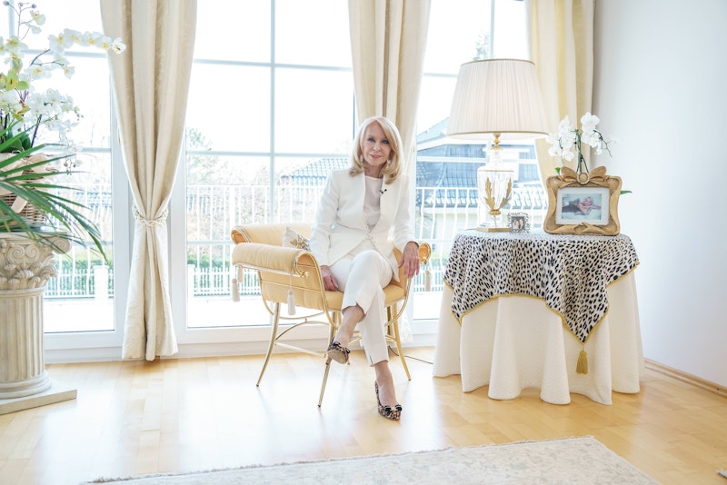 Gerda Rogers in ihrem Wohnzimmer