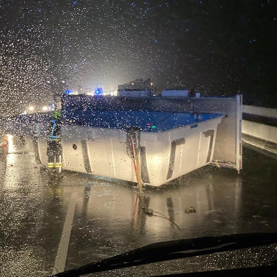 Die Feuerwehr Amstetten musste das Pool von der A1 bergen.