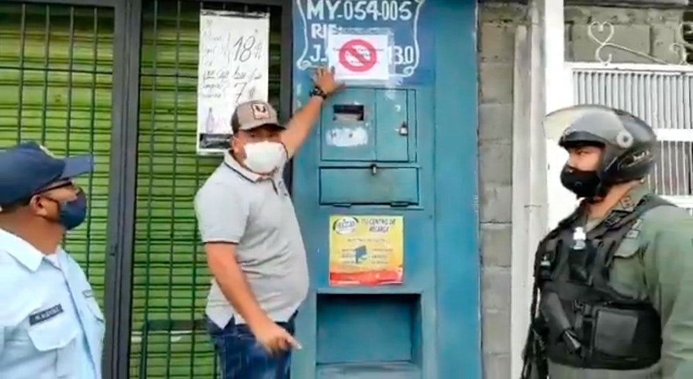 Bürgermeister Luis Adrián Duque vor seinem Warnschild.