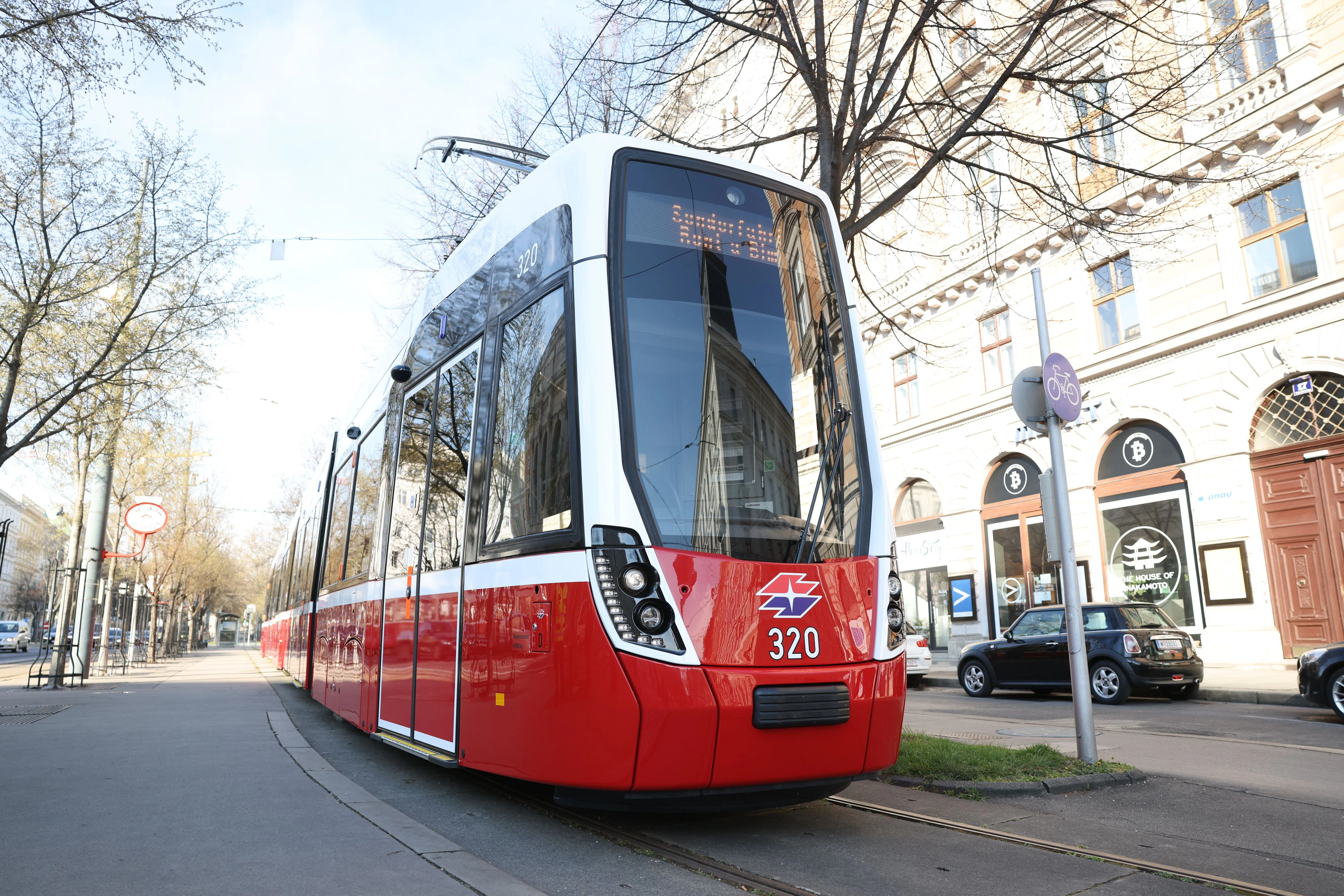 Öffi- und Wirtschaftsstadtrat Peter Hanke (SPÖ) drehte mit dem Flexity eine Runde am Ring.