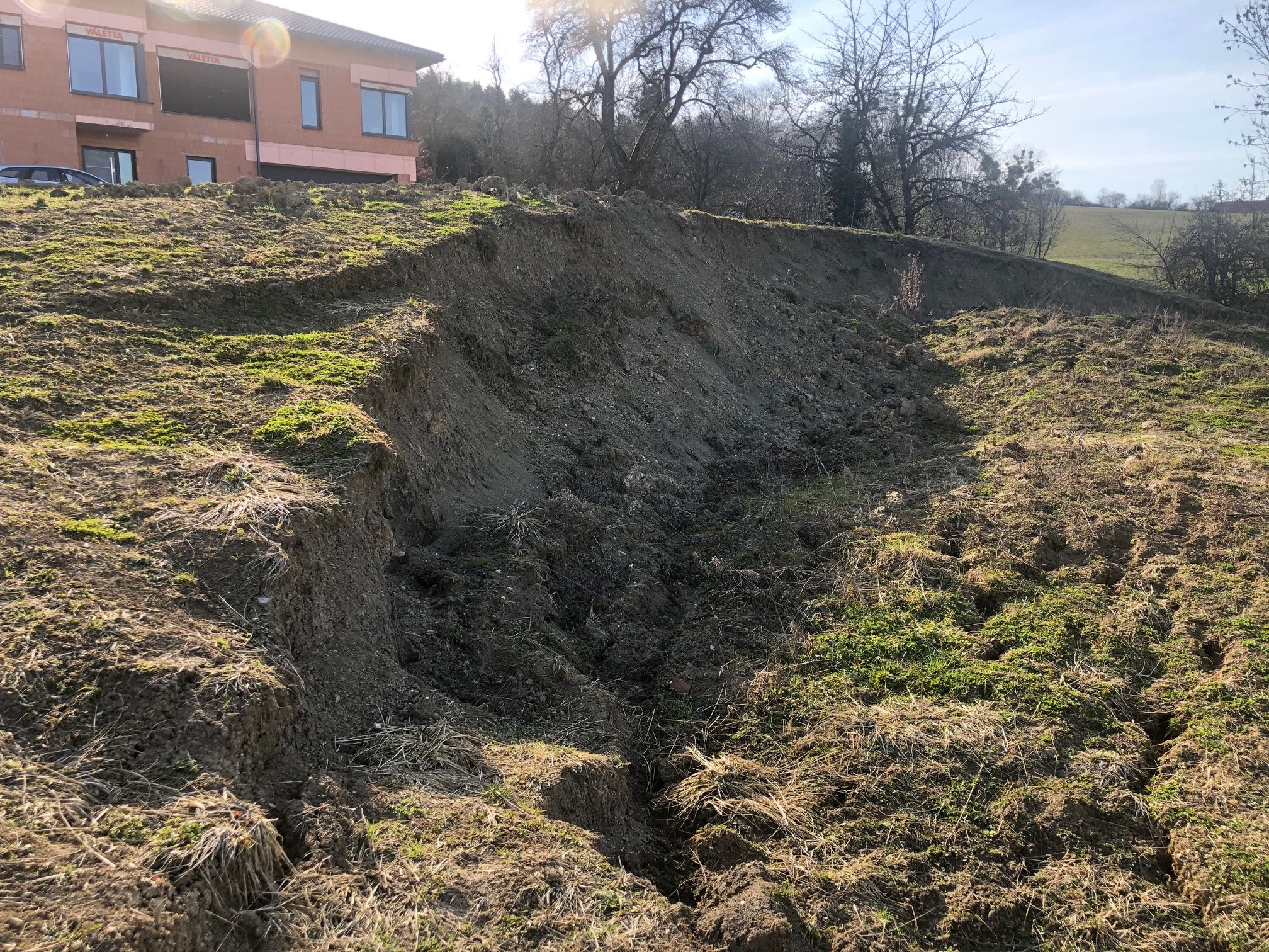 Der Hang am Grundstück von Melanie Biermayr in Alkoven.