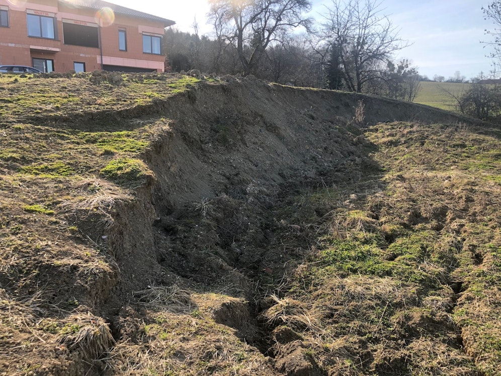 Der Hang am Grundstück von Melanie Biermayr in Alkoven.