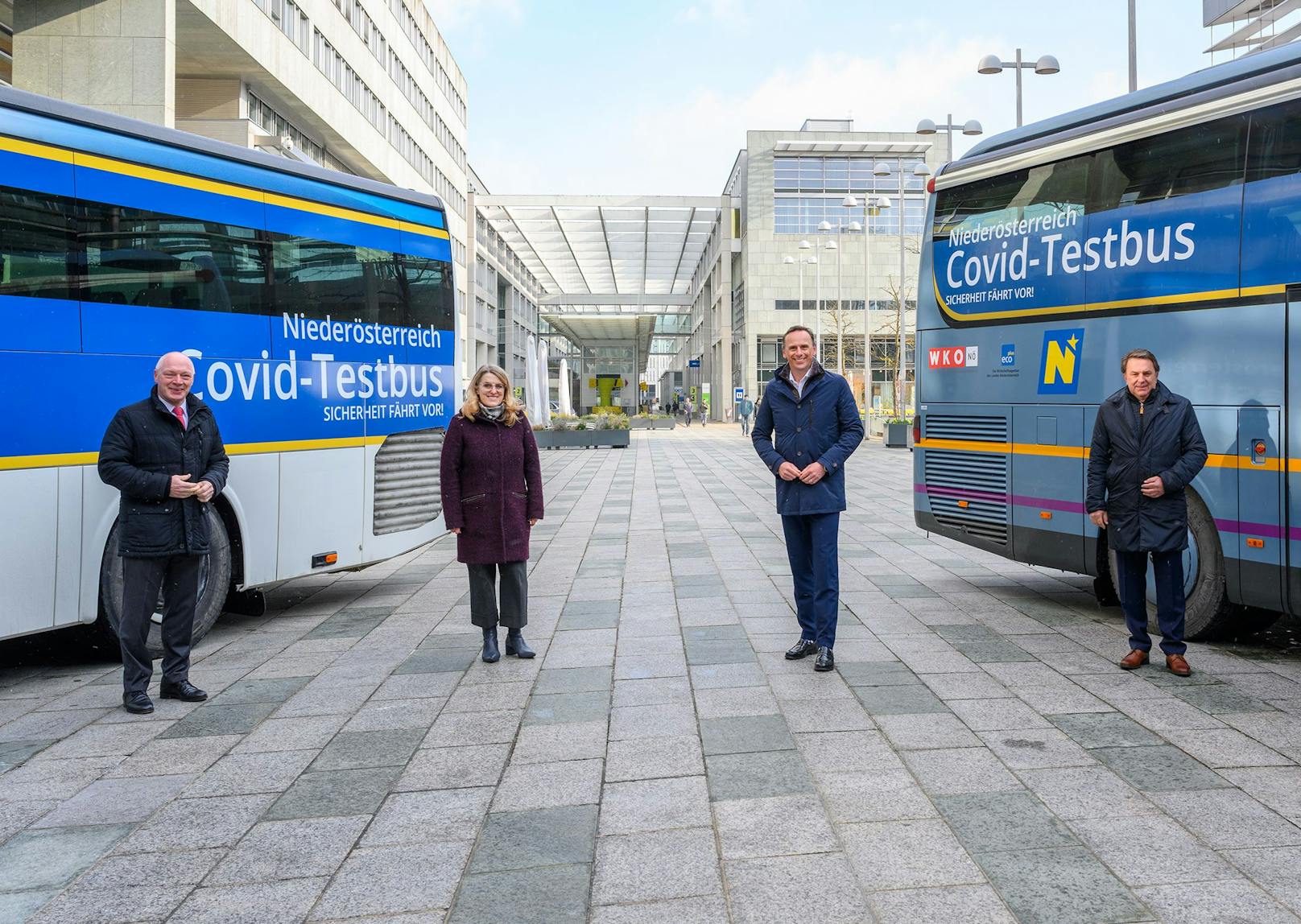 ecoplus-Geschäftsführer Helmut Miernicki, Gesundheitslandesrätin Ulrike Königsberger-Ludwig, Wirtschaftslandesrat Jochen Danninger und Wirtschaftskammer NÖ-Präsident Wolfgang Ecker (v.l.) mit den Testbussen