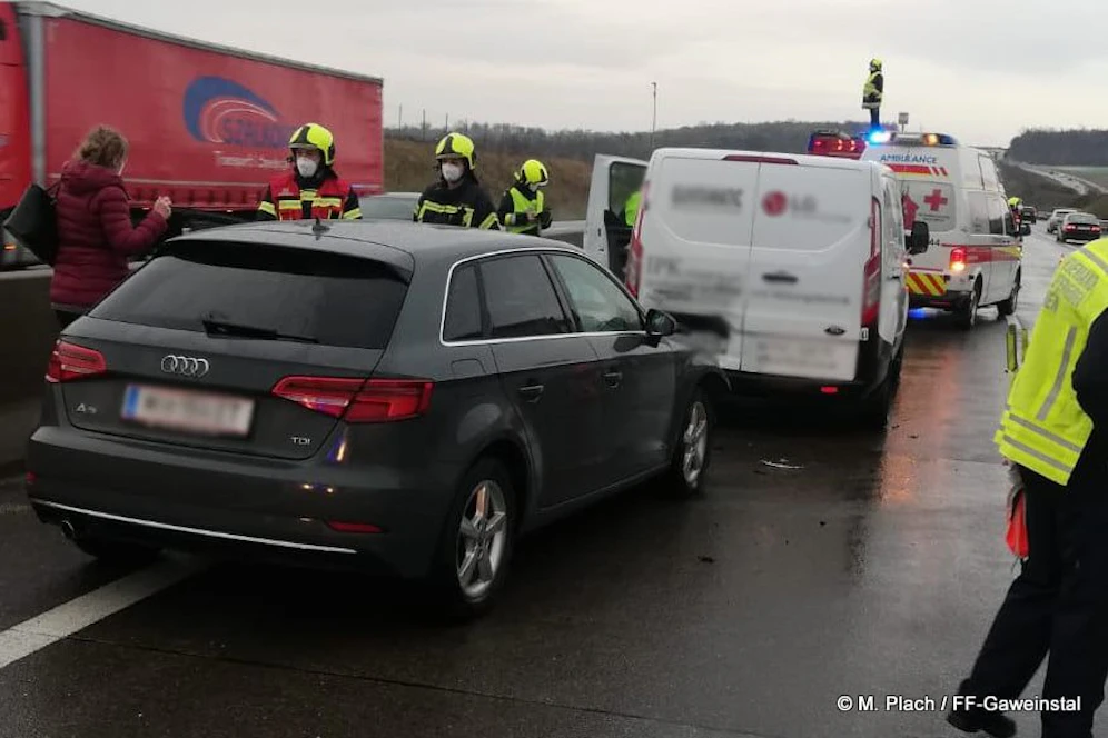 Mehrere Fahrzeuge krachten auf der A5 zusammen.