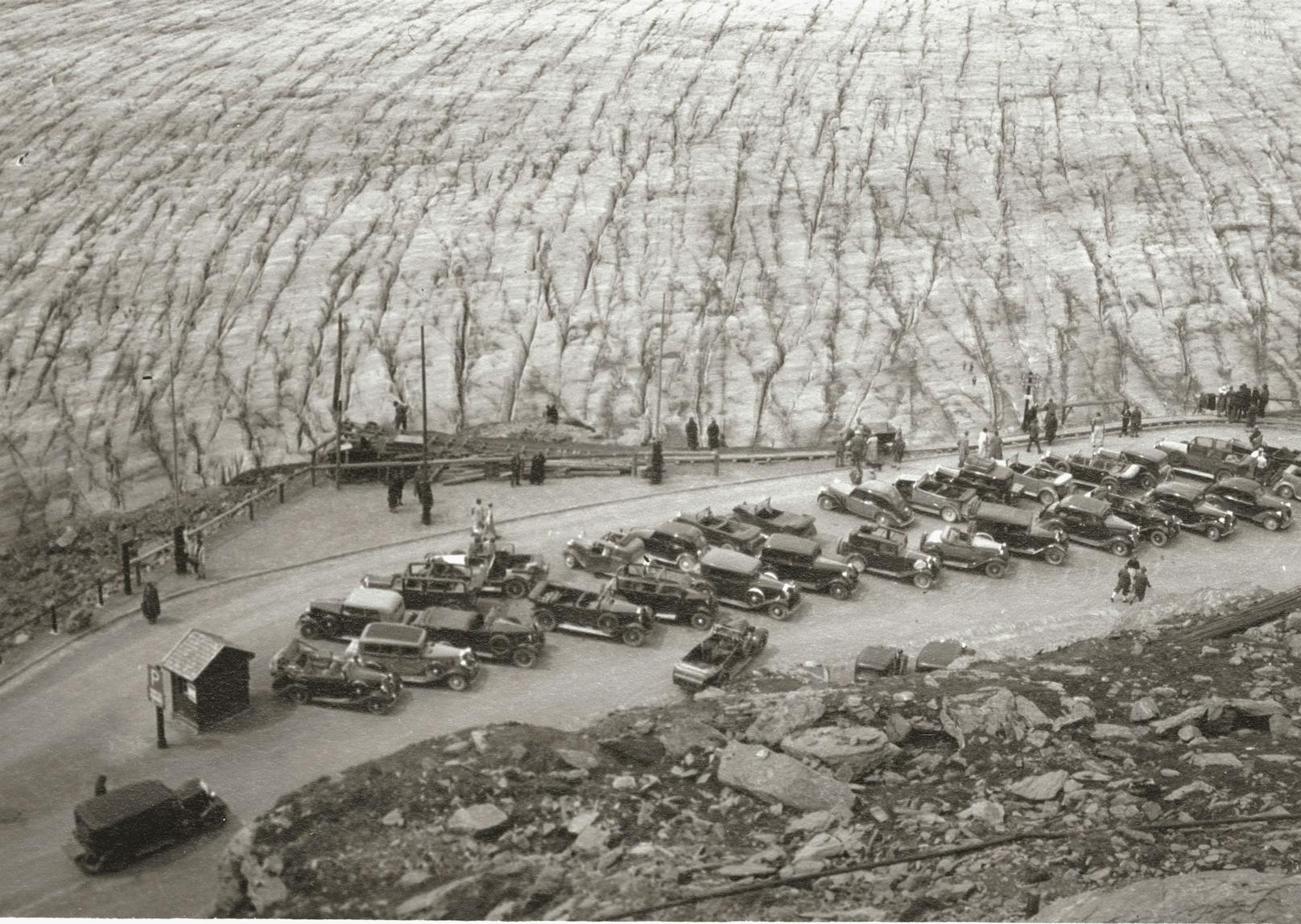 <strong>1935:</strong> Eismassen türmen sich noch bis zu einem Parkplatz an der Glockner Hochalpenstrasse.