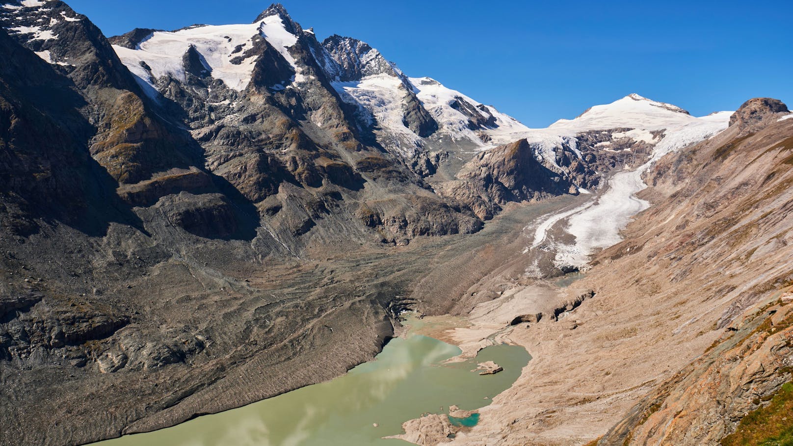 Alleine <strong>2020</strong> verlor die Pasterze 51 Meter an Länge: Anstatt einer mächtigen Gletscherzunge stehen Besucher inzwischen vor einem See.