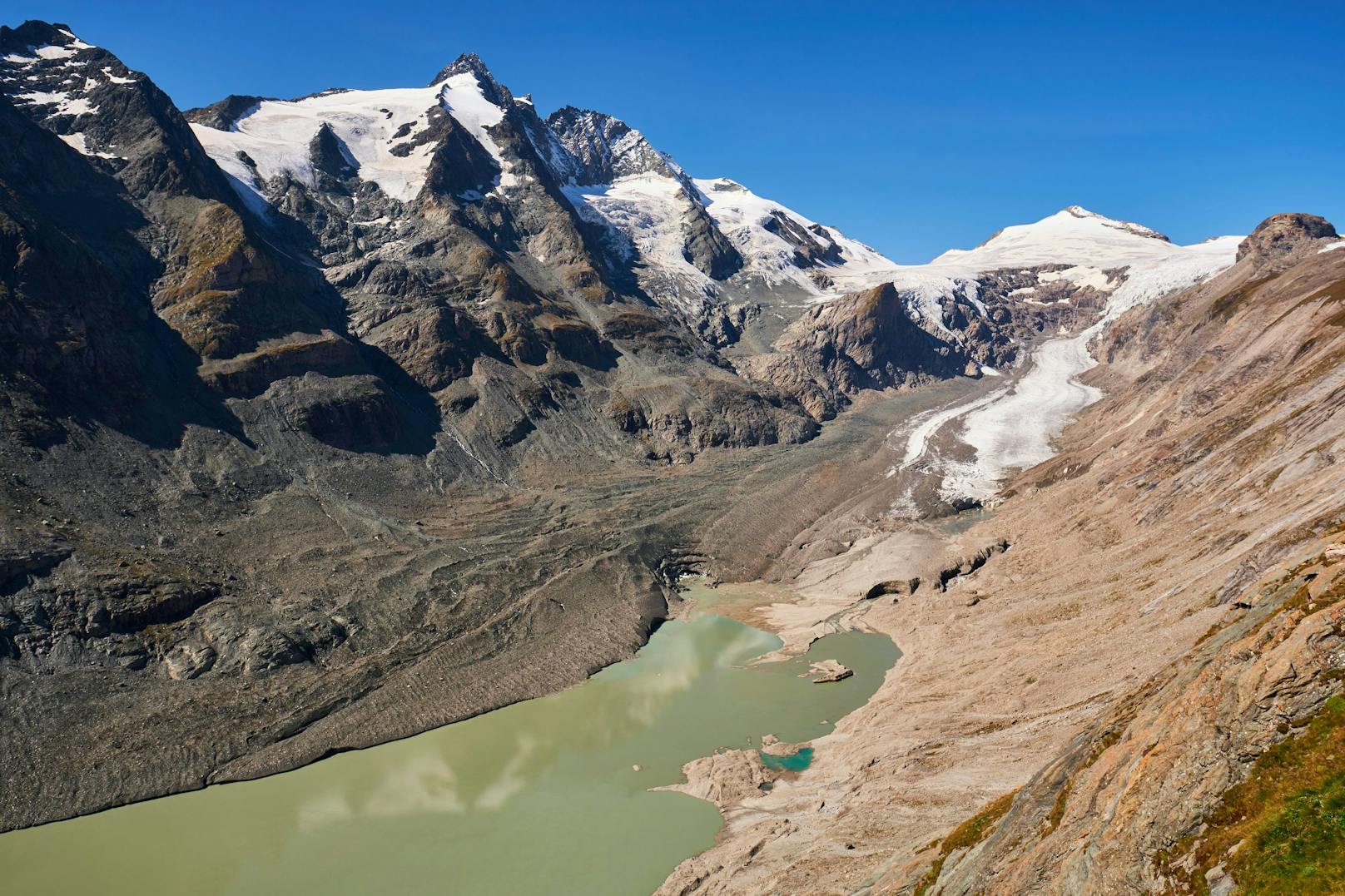 Alleine <strong>2020</strong> verlor die Pasterze 51 Meter an Länge: Anstatt einer mächtigen Gletscherzunge standen Besucher vor einem See.