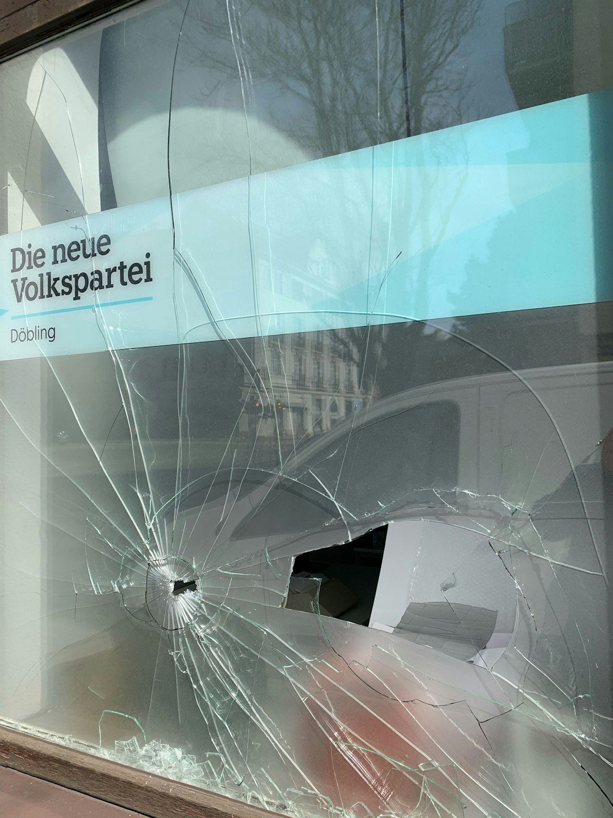 Das Fenster wurde von Vandalen eingeschlagen.