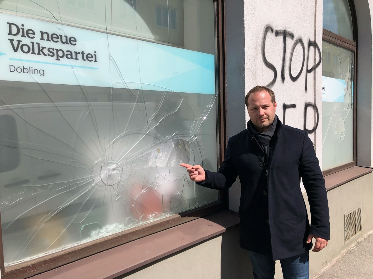 Das Fenster wurde von Vandalen eingeschlagen.
