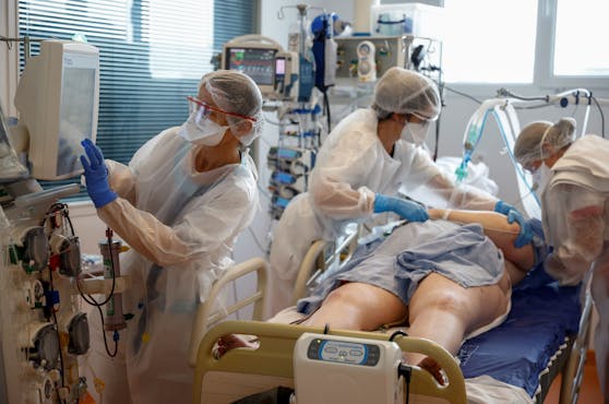 Mediziner versorgen eine Corona-Patientin auf einer Intensivstation.