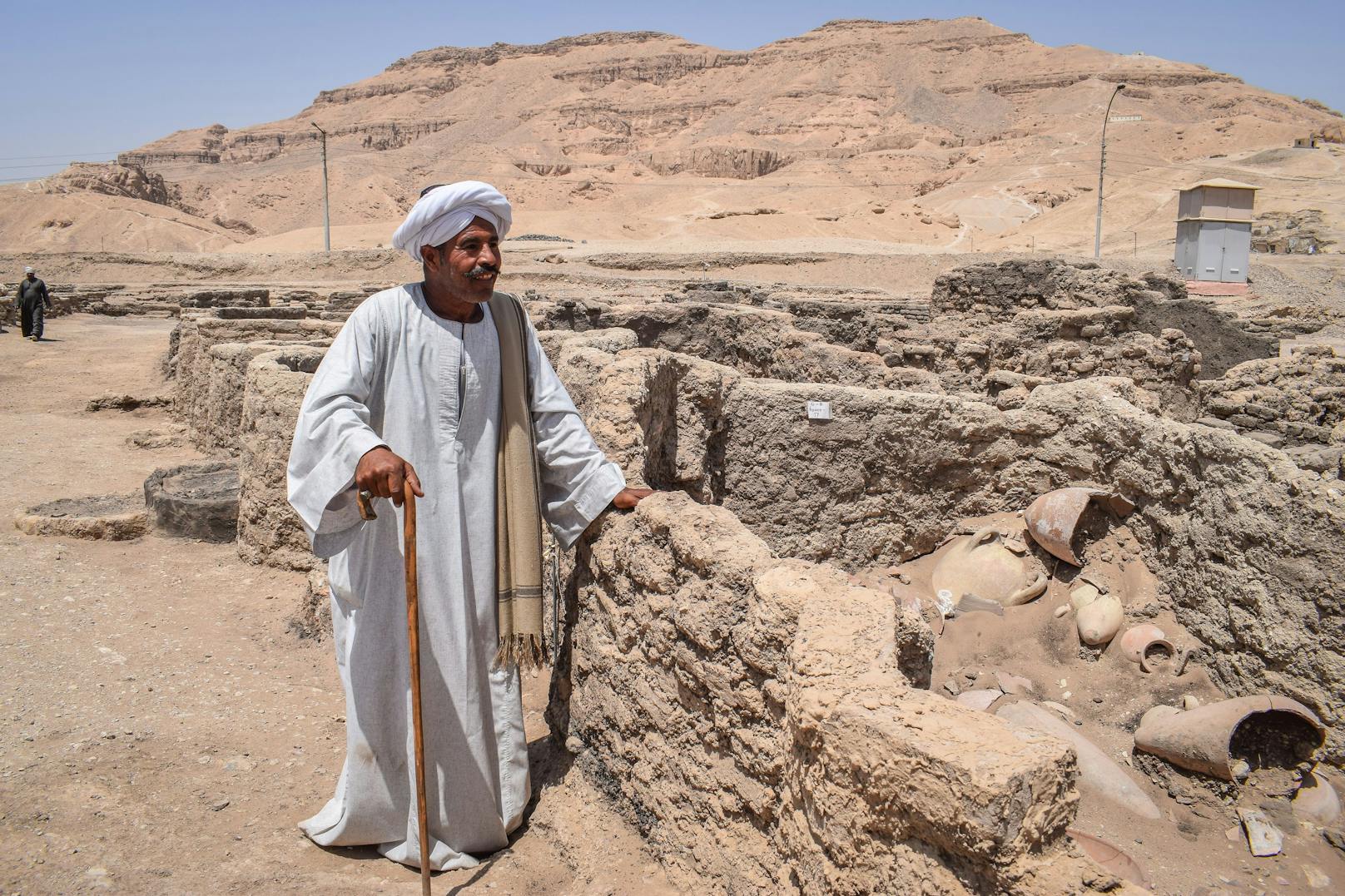 Ausgrabungsleiter Aly Farouk inmitten der Ruinen der wiederentdeckten Stadt.